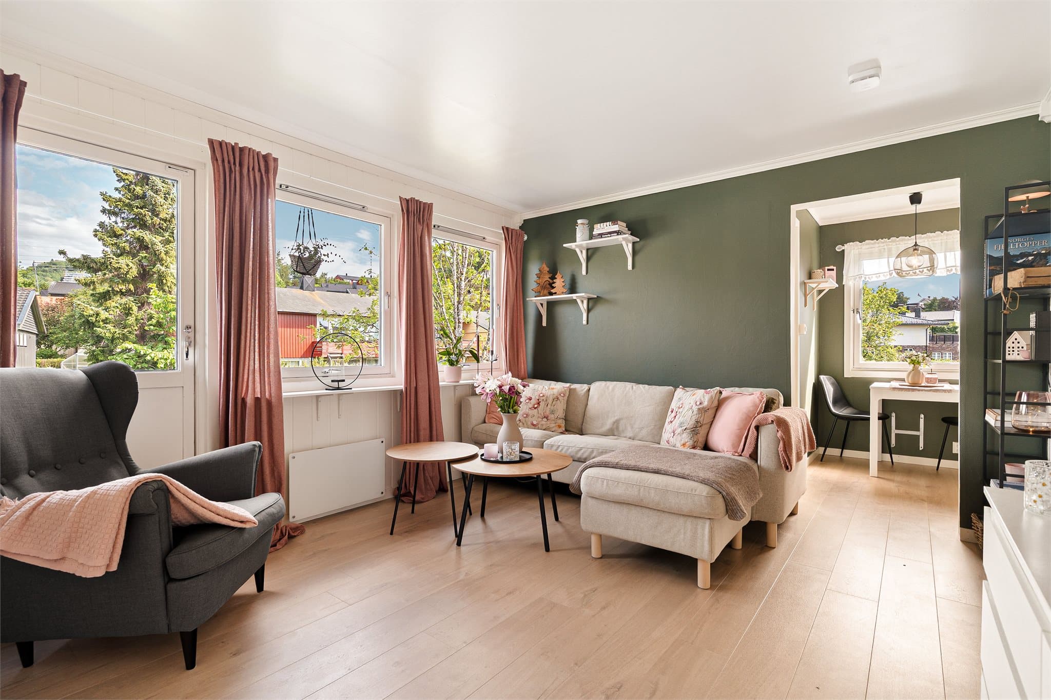 Emera eiendomsmegling ved Marit Skolmli ønsker velkommen til Hjalmar Haalkes veg 8! Fotograf: