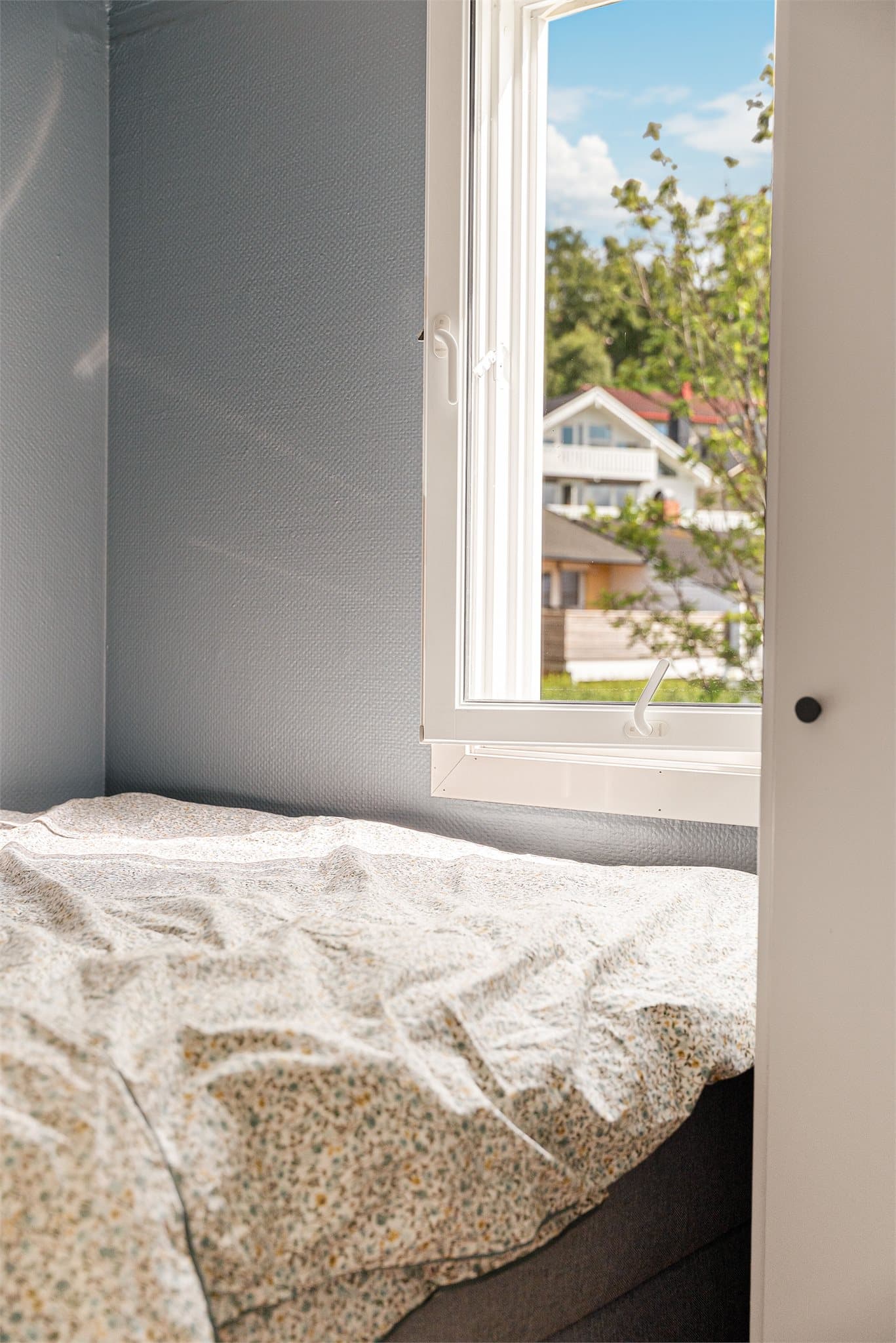 I tillegg disponerer leiligheten en bod i kjeller og en bod på loftet som gir gode oppbevaringsmuligheter.