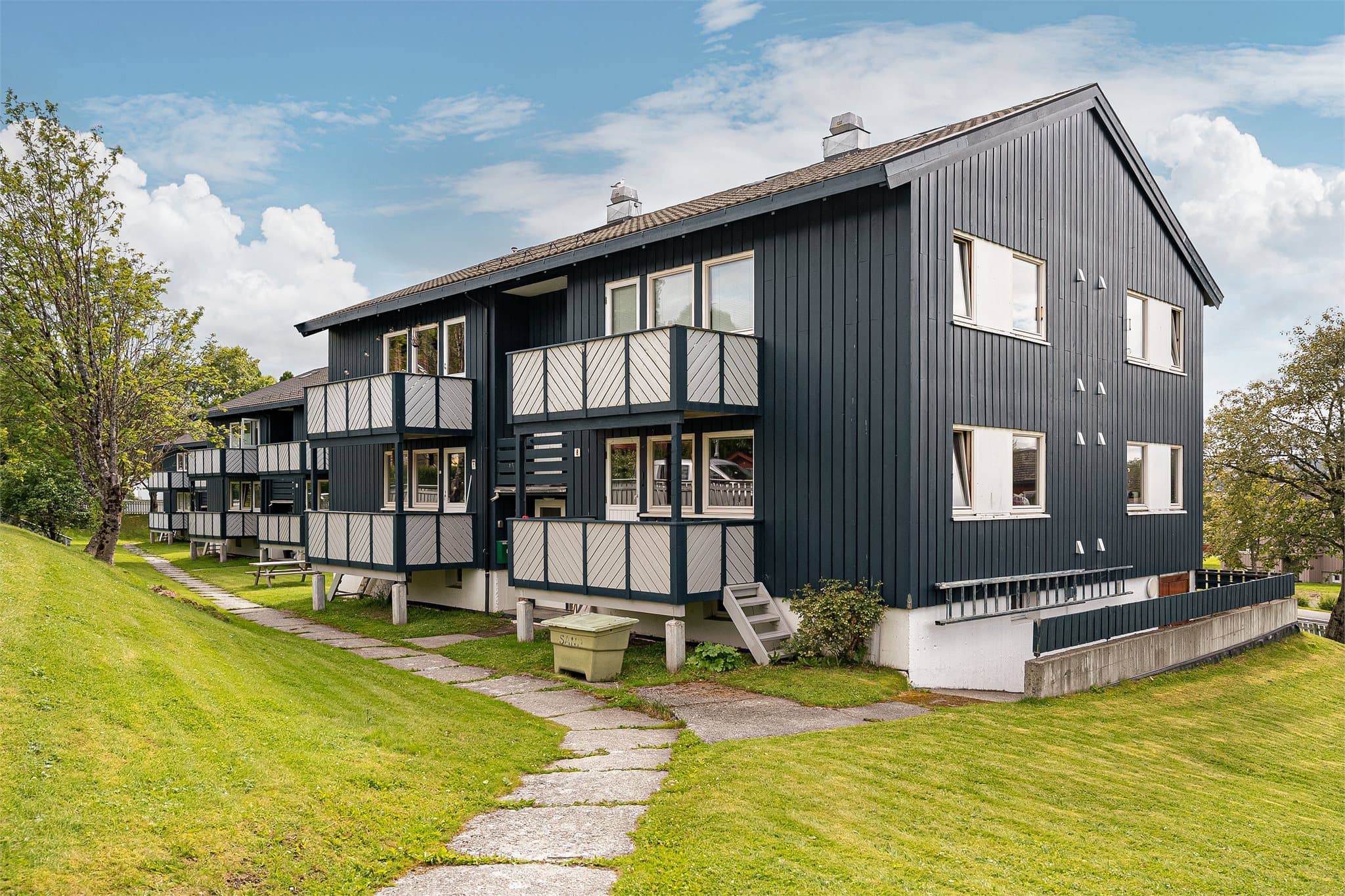 Lys og innbydende leilighet med østvendt balkong, moderne bad og en praktisk sovealkove.