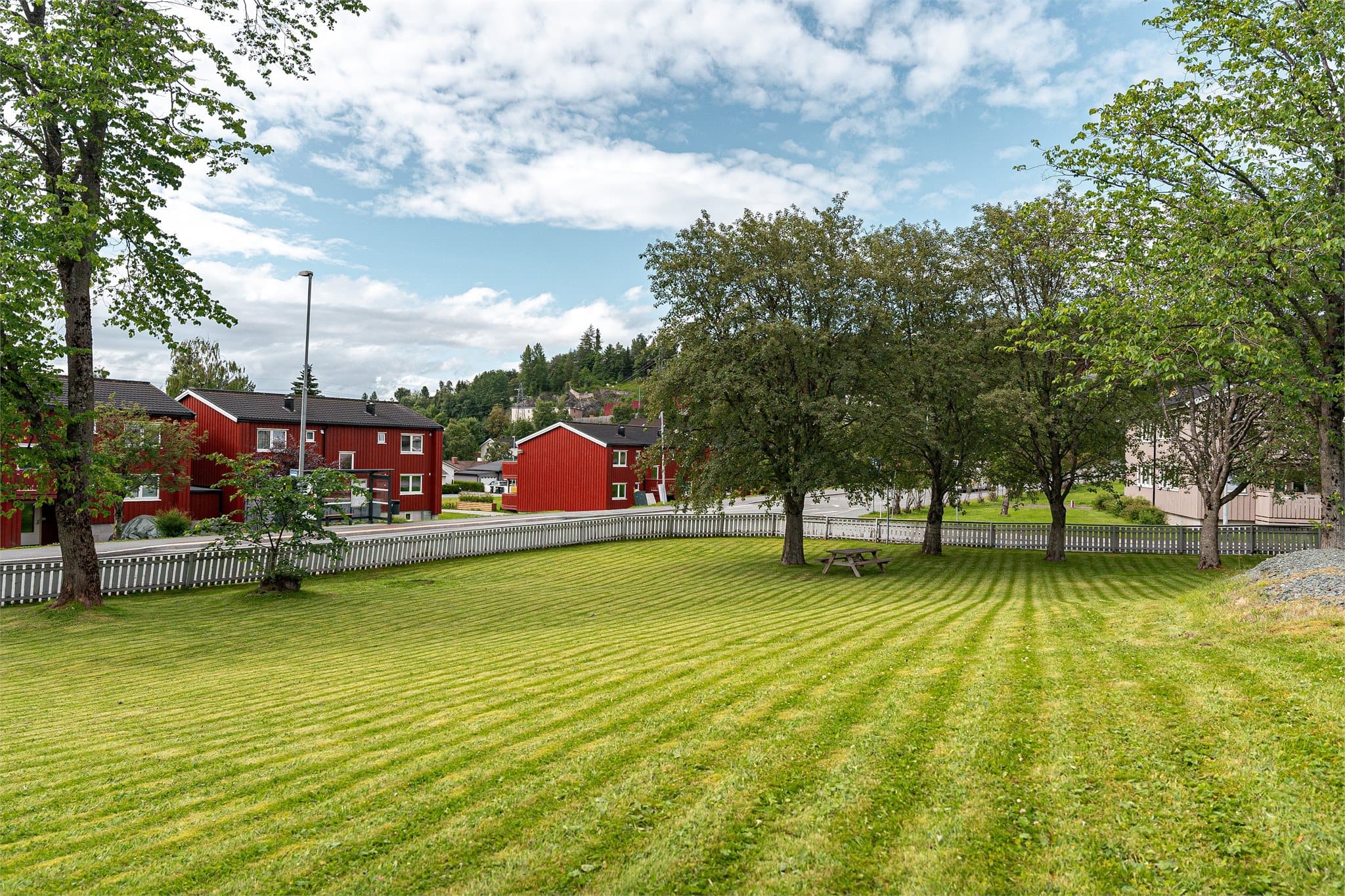 Leiligheten ligger i et rolig område samtidig som det er kort vei til både sentrum og fine turområder.