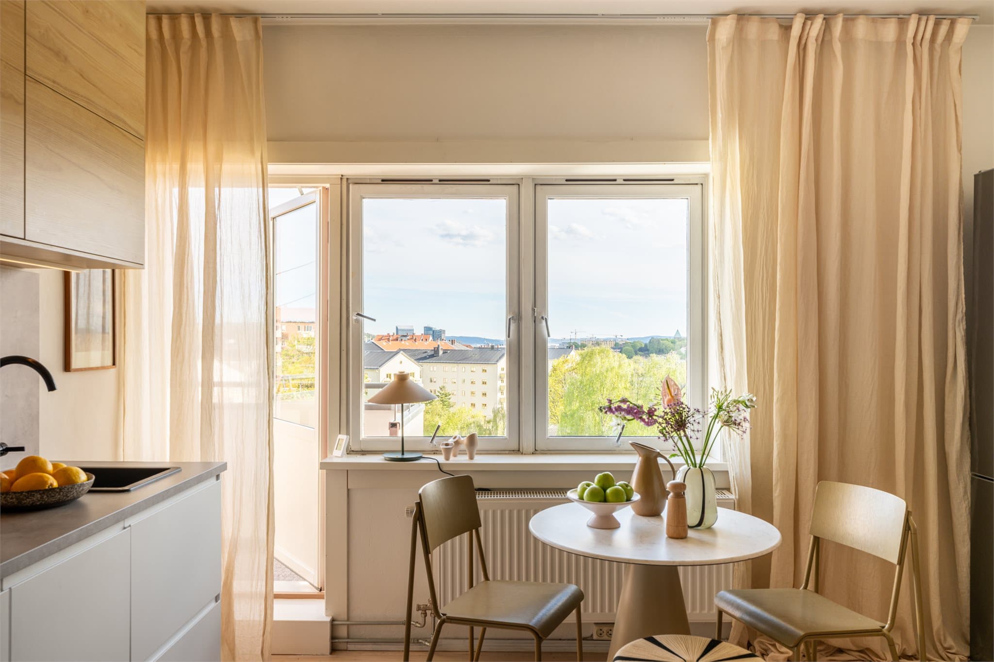 Kjekt å vite er at leiligheten varmes opp via radiatorer tilknyttet fjernvarme.