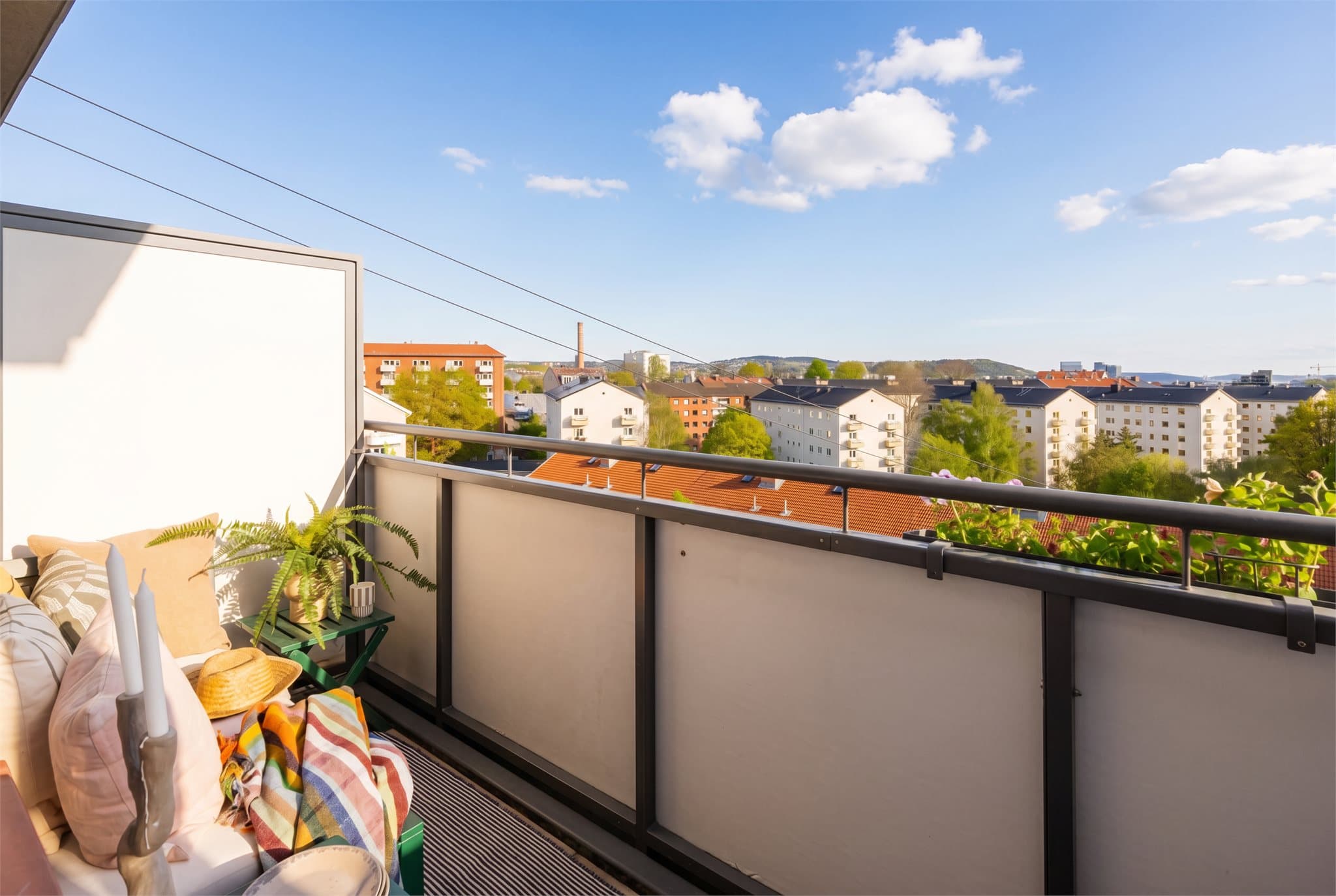 Varme sommerdager kan nytes på den sydvendte balkongen.