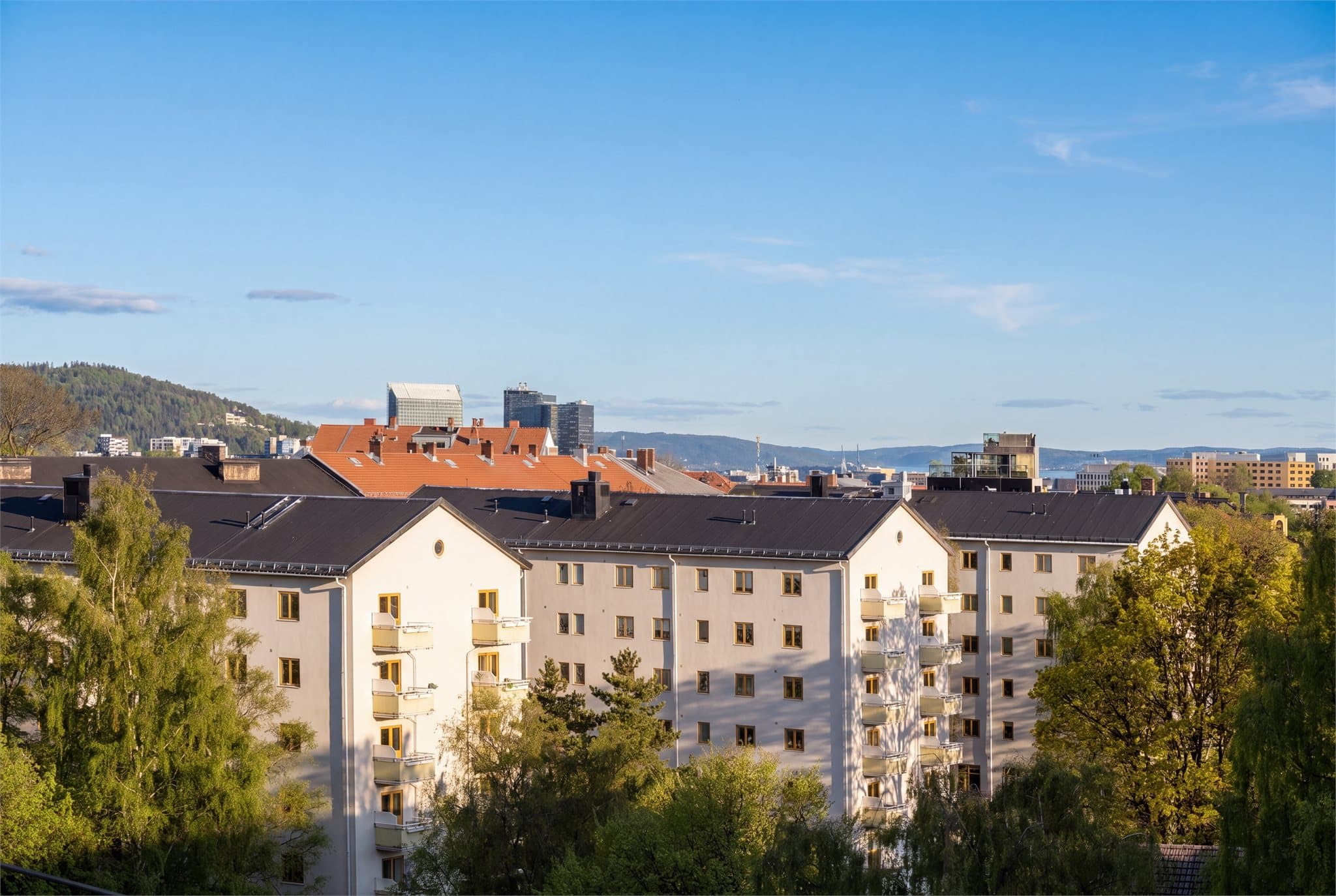 Balkongen har et hyggelig utsyn hvor sjøen kan anes i horisonten.