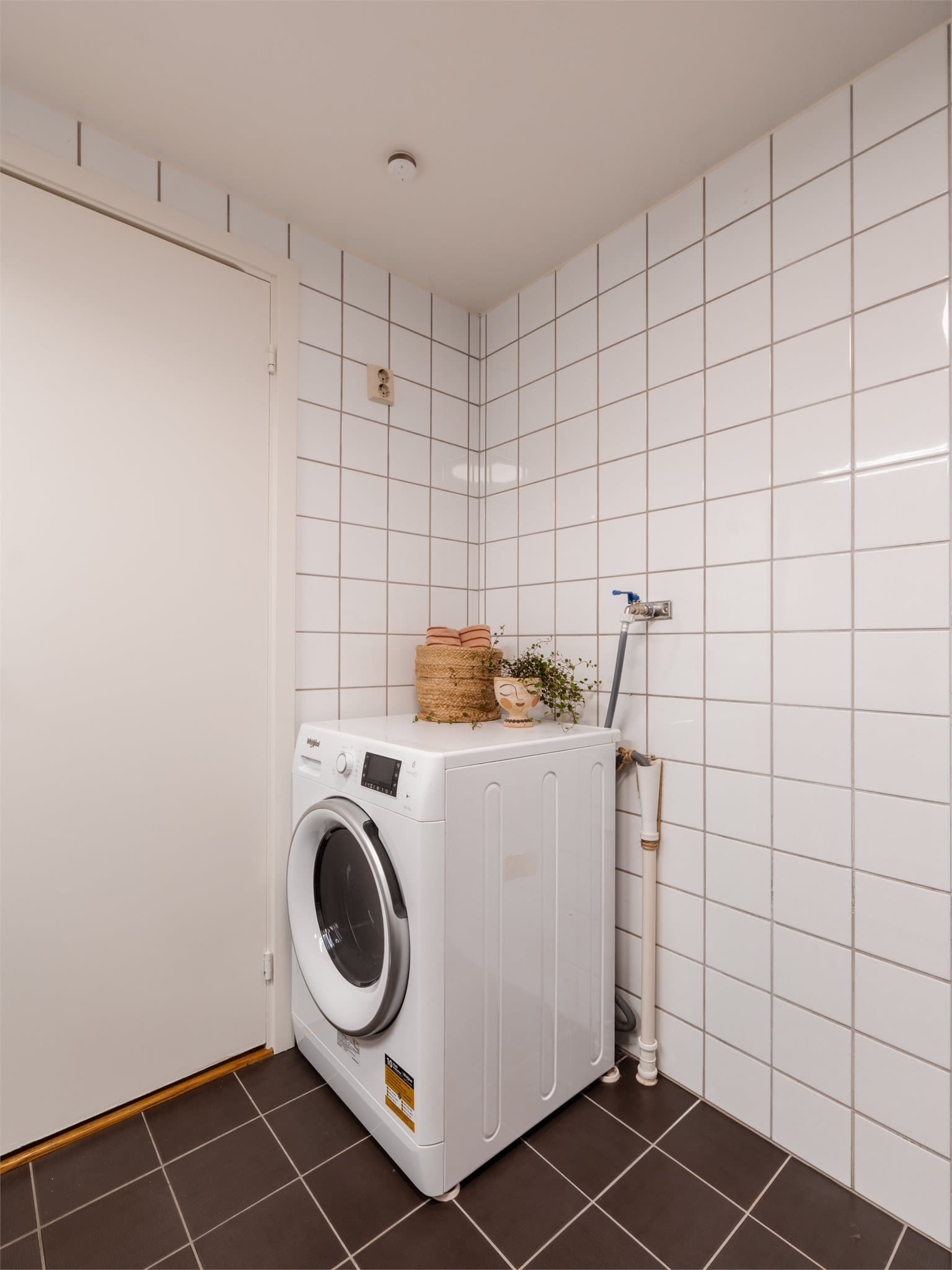 Videre er det opplegg for vaskemaskin og ekstra plass til ønsket innredning.