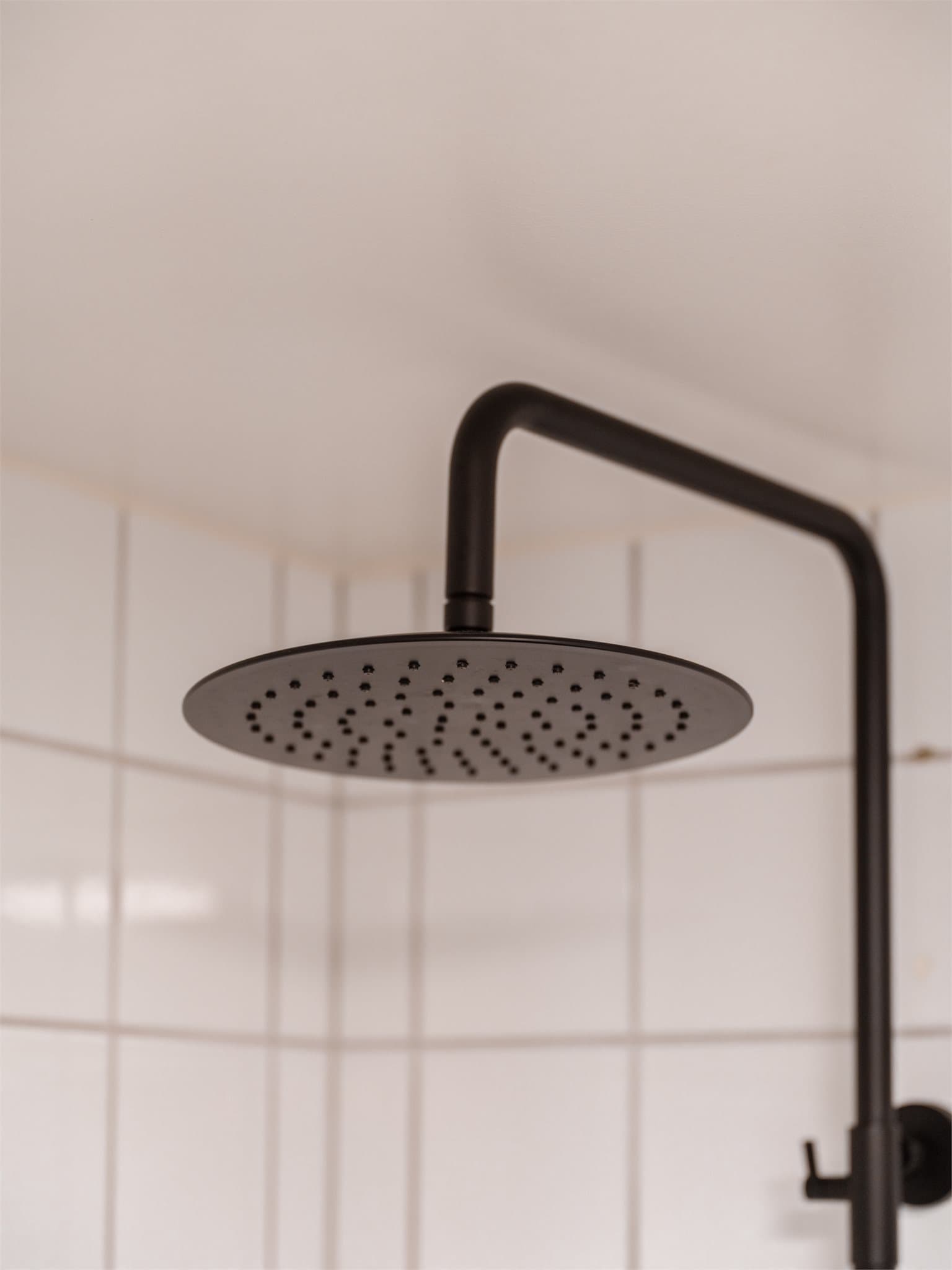 Regnfallsdusjen tilføyer badet det lille ekstra.