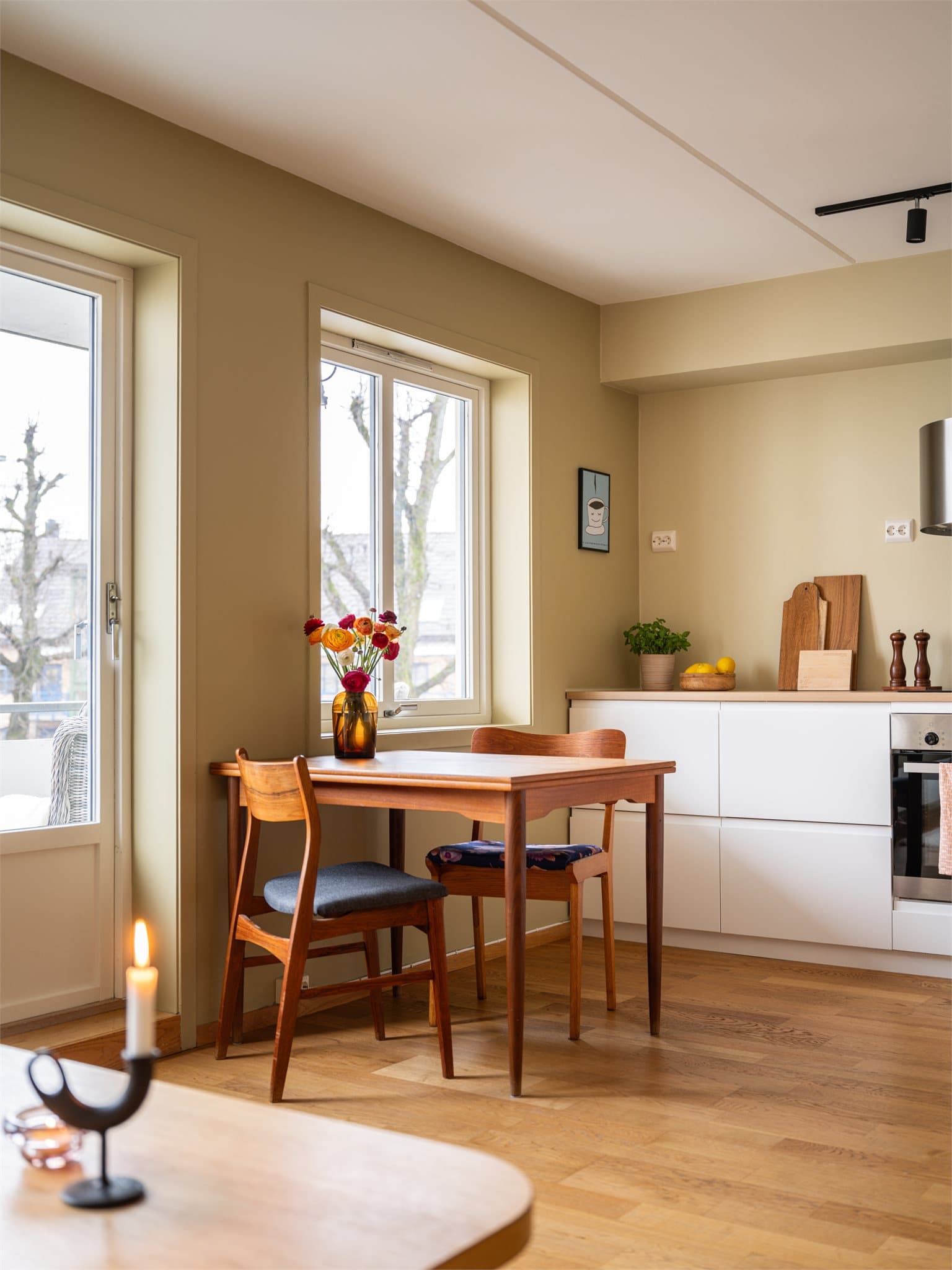 Mellom sonene får spisegruppen sin naturlige plassering.