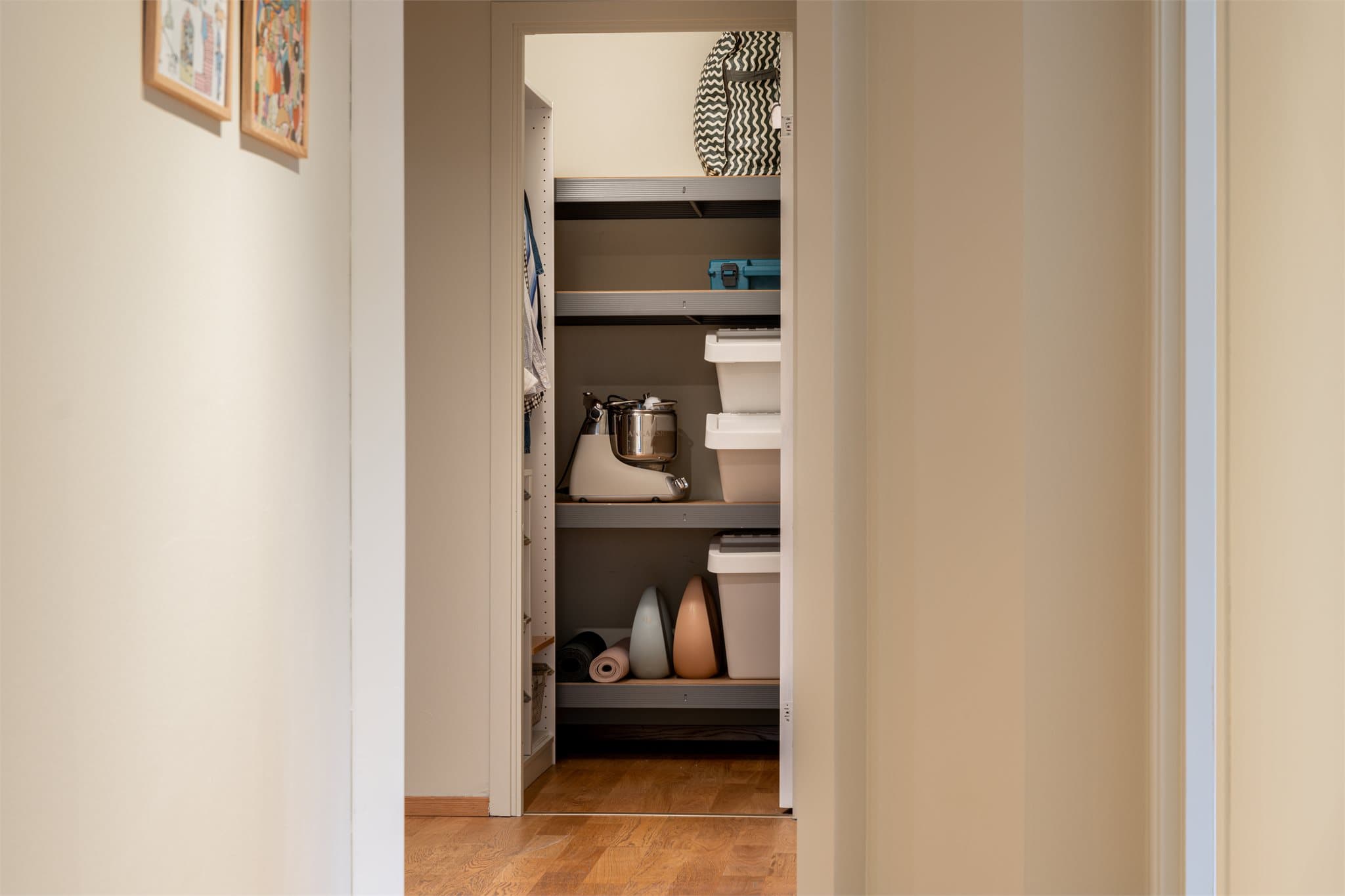 Sist, men ikke minst – en praktisk innvendig bod.