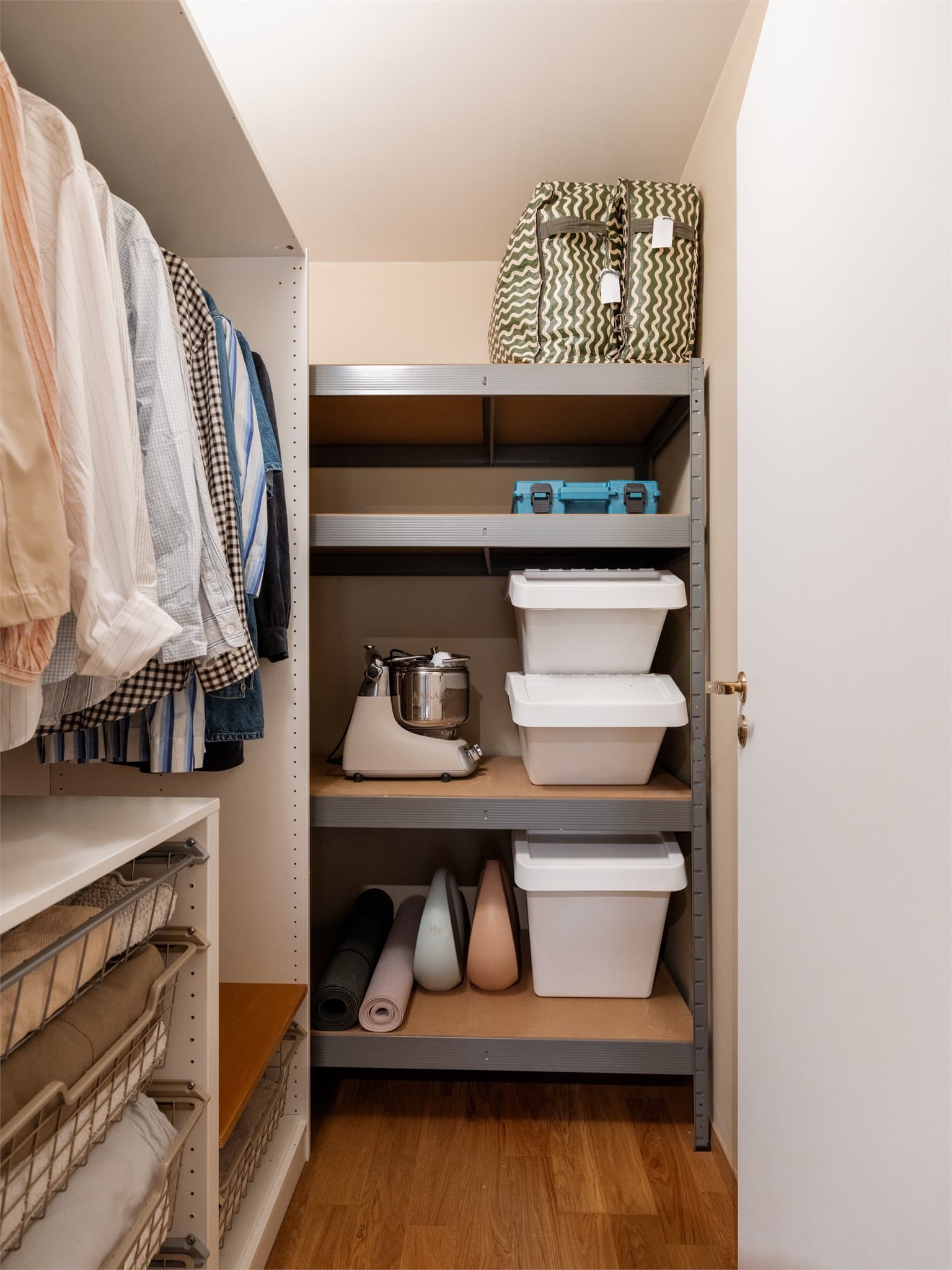 Boden har gode oppbevaringsmuligheter for klær, sportsutstyr og annet man ønsker å ha lett tilgjengelig.