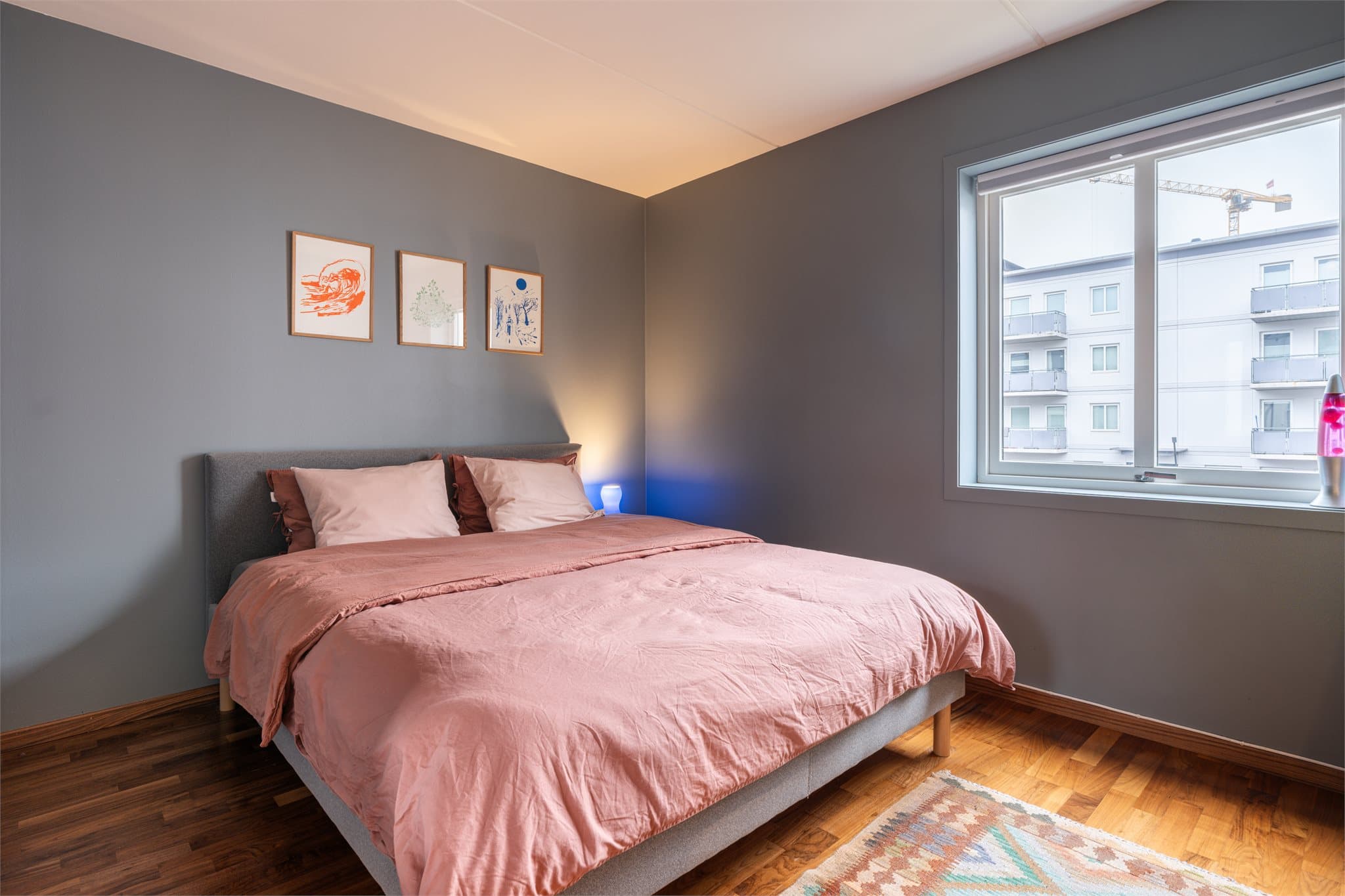 Hovedsoverom med god plass til en stor dobbeltseng med nattbord på sidene.