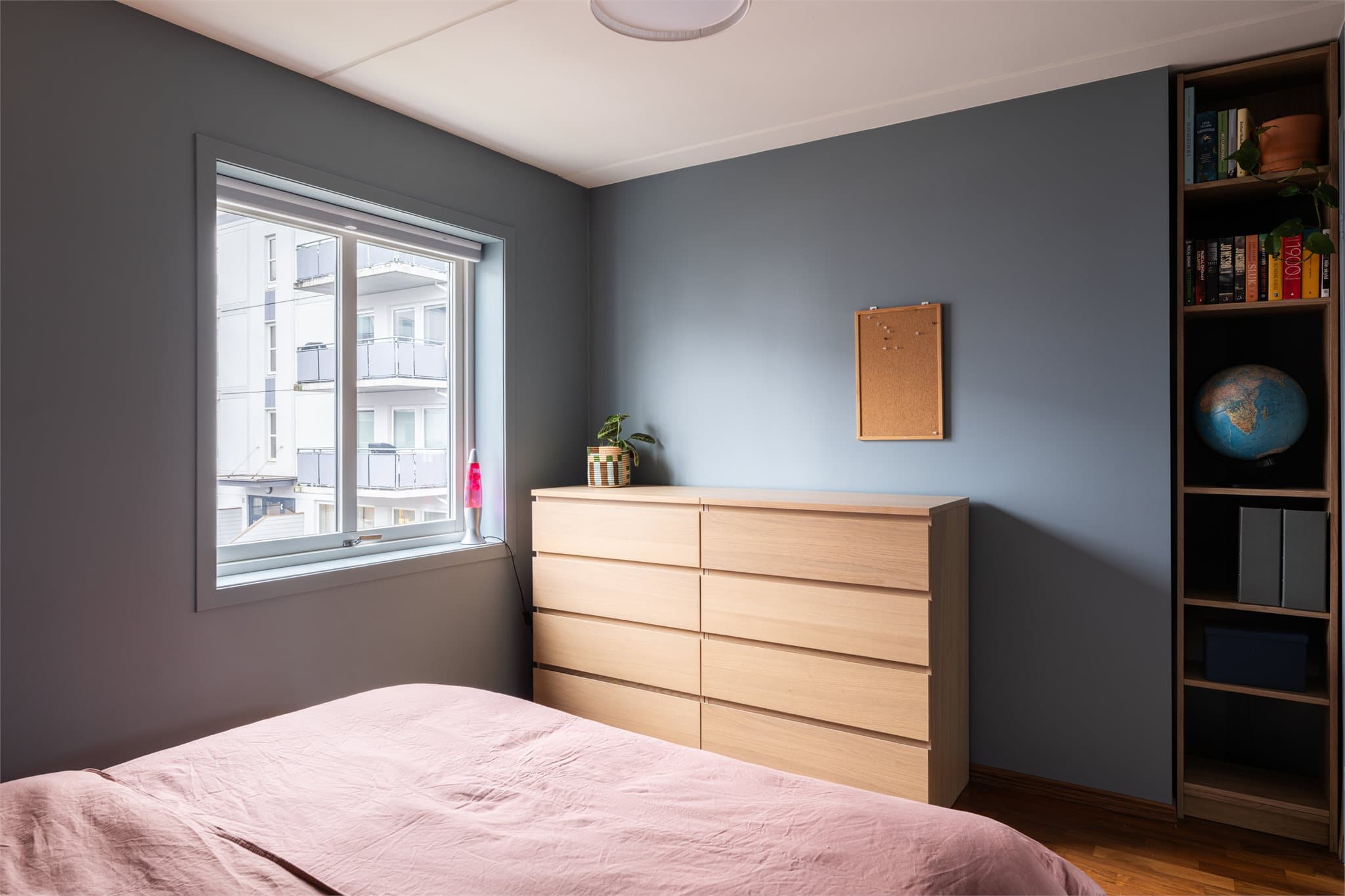 Vinduene sørger for rikelig med lys og det er god plass til praktiske oppbevaringsmøbler.