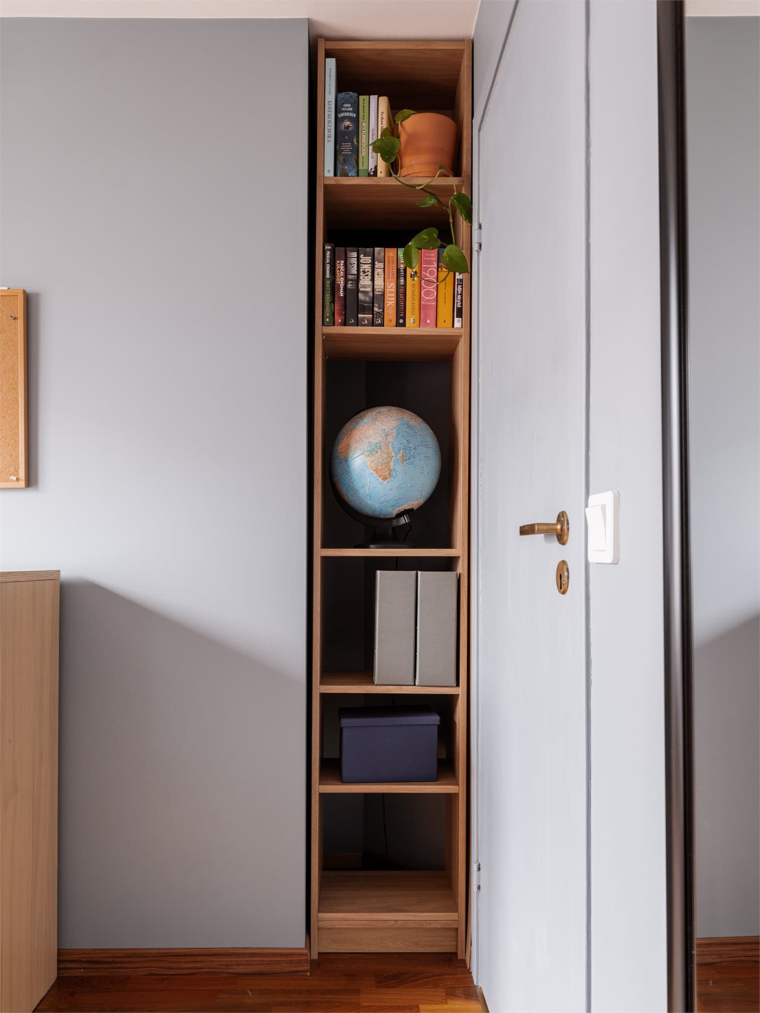 Den innfelte nisjen passer perfekt for bøker, pynt og oppbevaring.