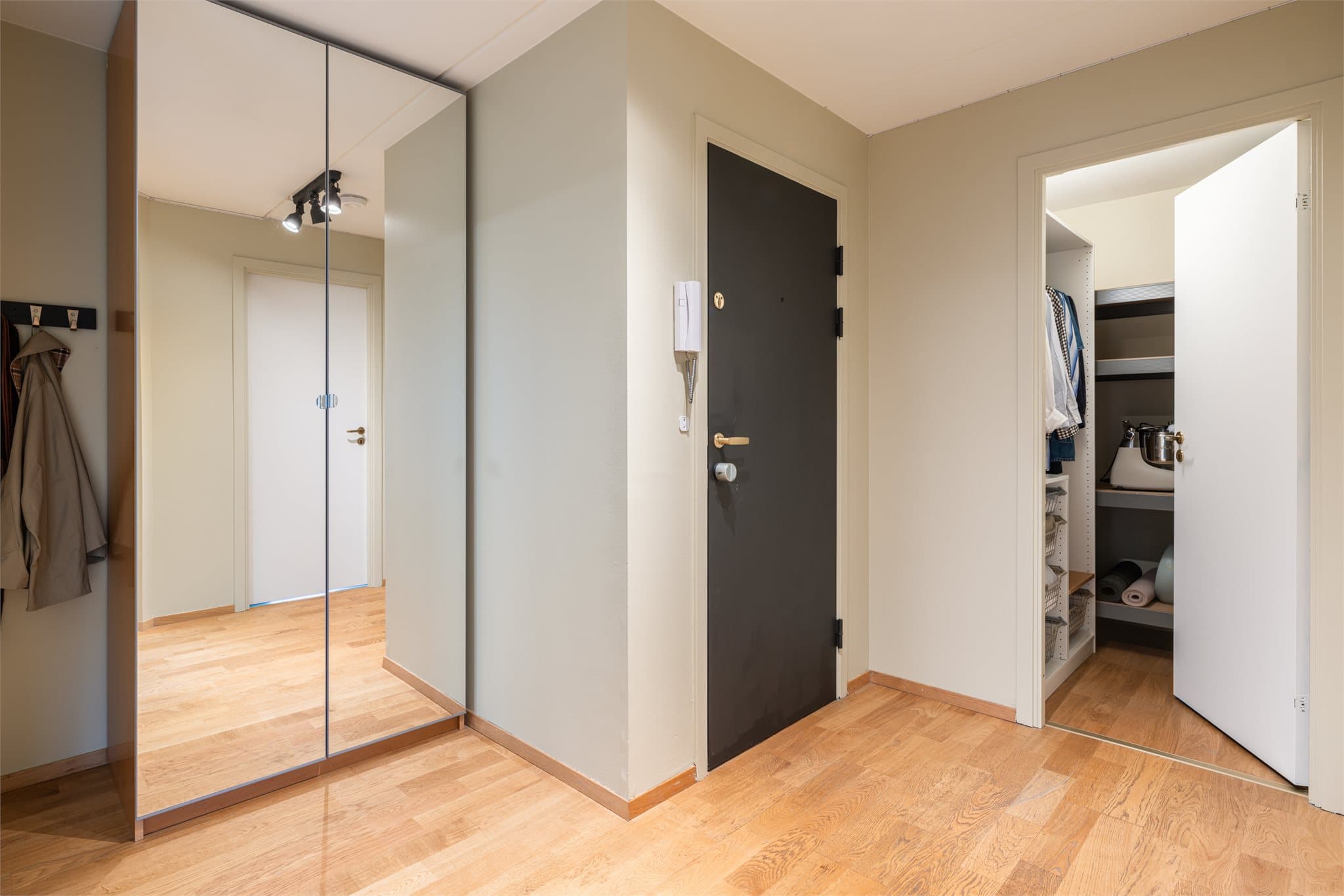 Velkommen hjem! Innbydende entré med gode oppbevaringsmuligheter i garderobeskap med speildører.