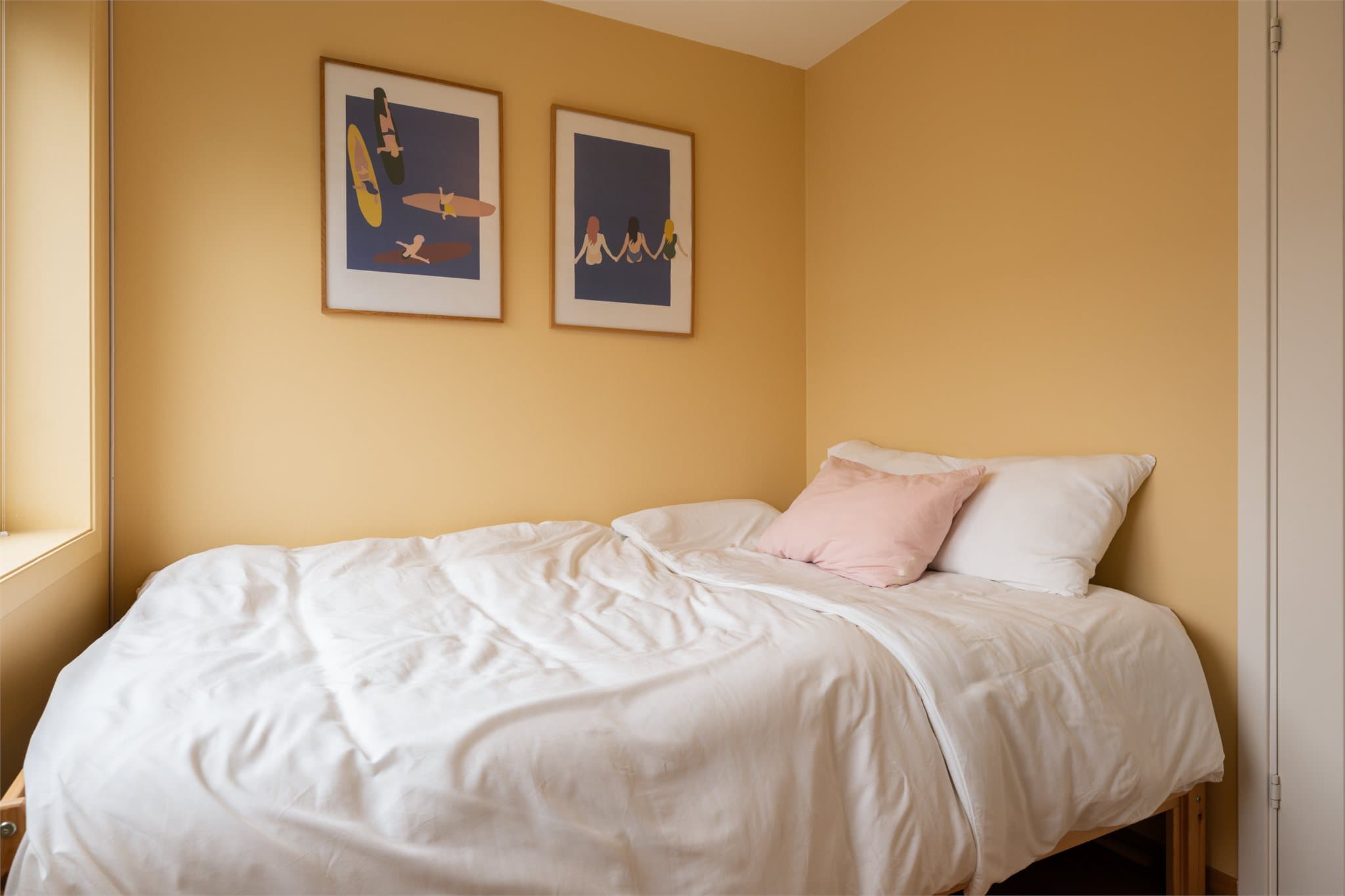 Gult soverom! Lunt og innbydende i en leken farge med god plass til seng.