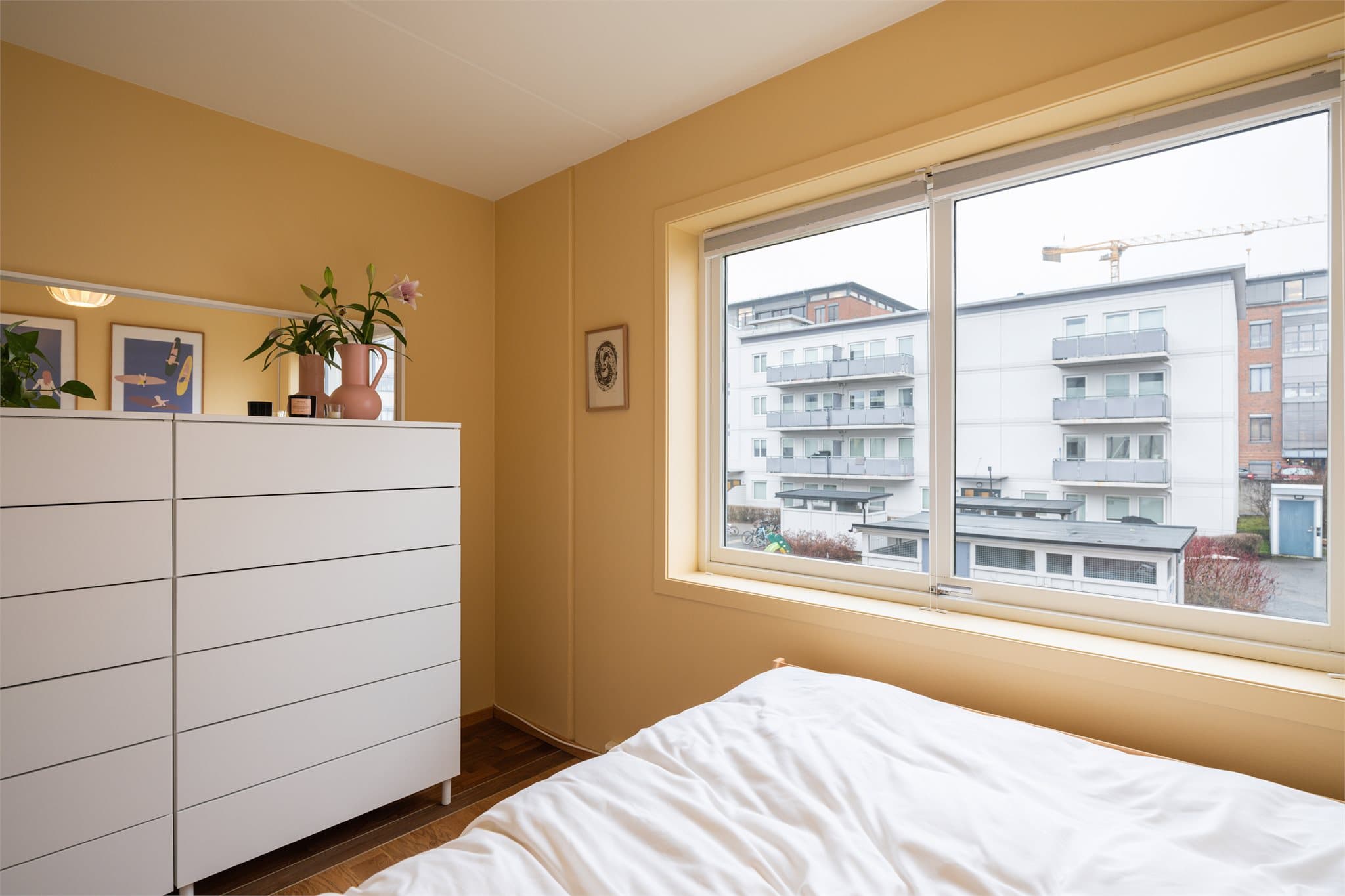 Et stort vindu gir mye naturlig lys og en god start på dagen.