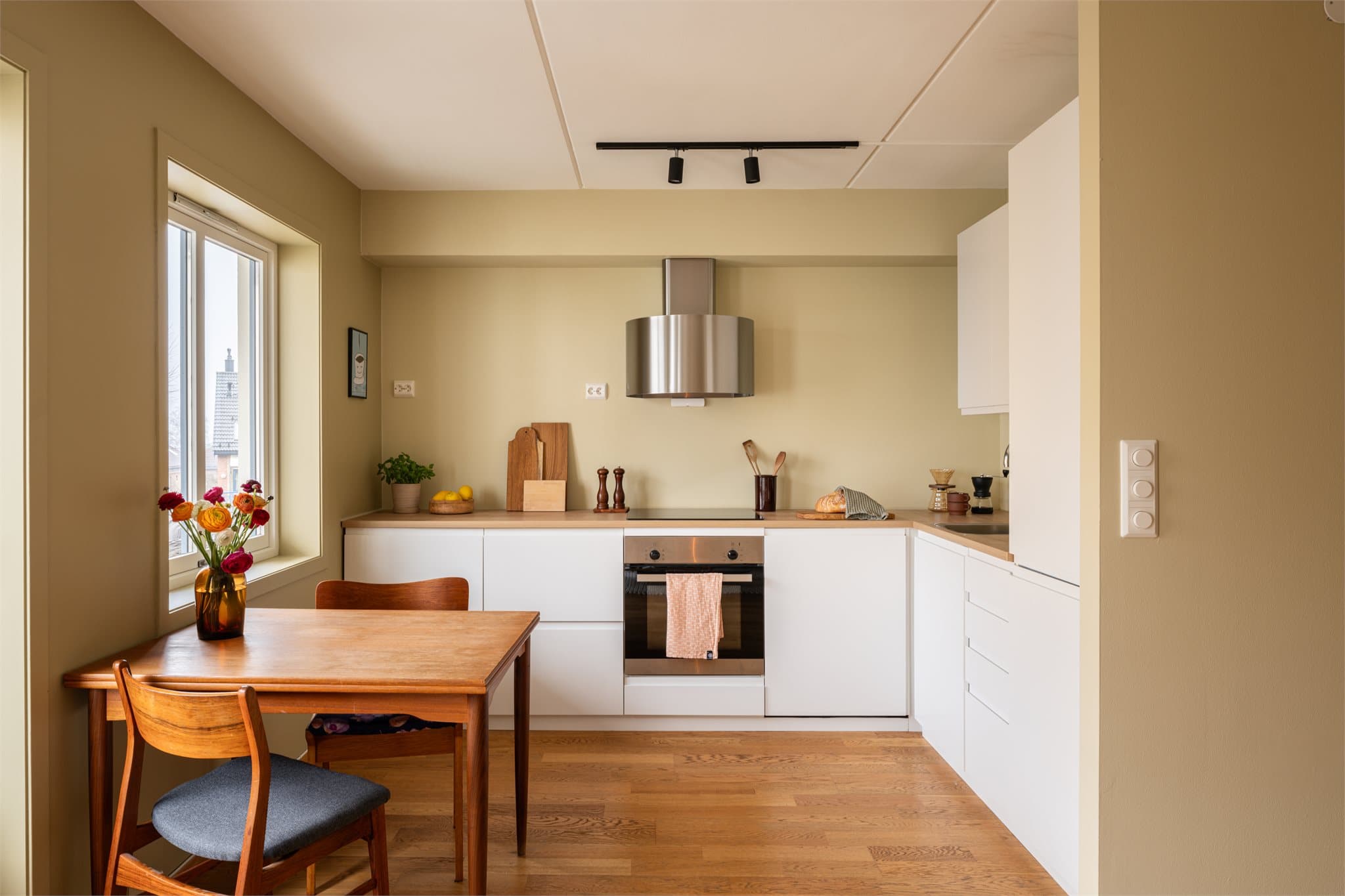 Stilrent Kvik-kjøkken fra 2025 med elegant kjøkkenhette fra RørosHetta.