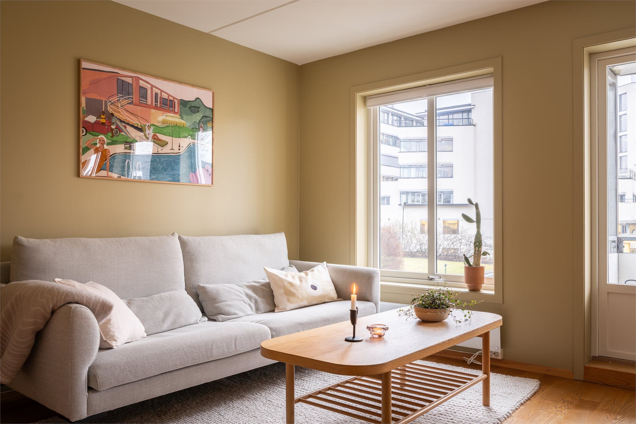 Store vindusflater slipper inn rikelig med naturlig lys og bidrar til en luftig og trivelig atmosfære.