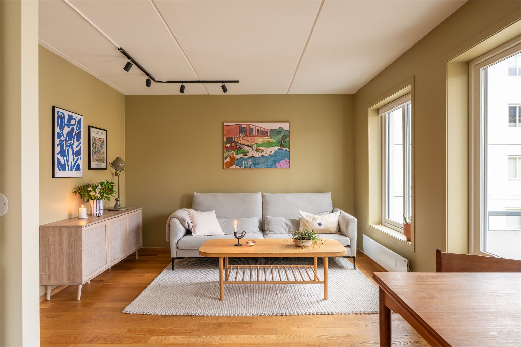 Lys og innbydende stue med god plass til en romslig sofagruppe som inviterer til hygge.