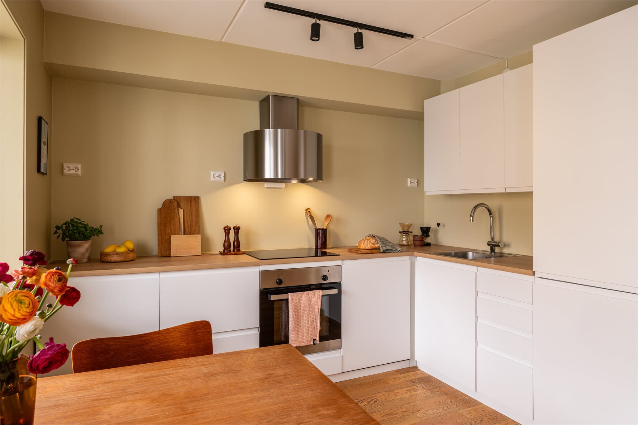 Et innholdsrikt kjøkken med god lagringsplass i både skuffer og skap.