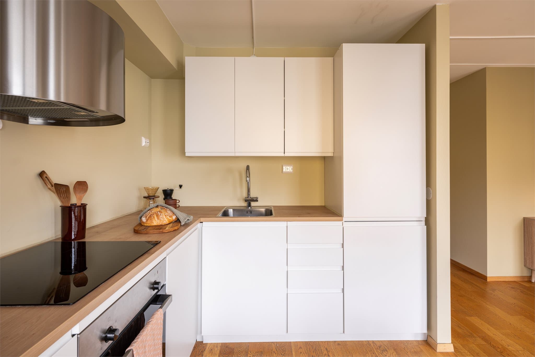 De integrerte hvitevarene sørger for et sømløst uttrykk.