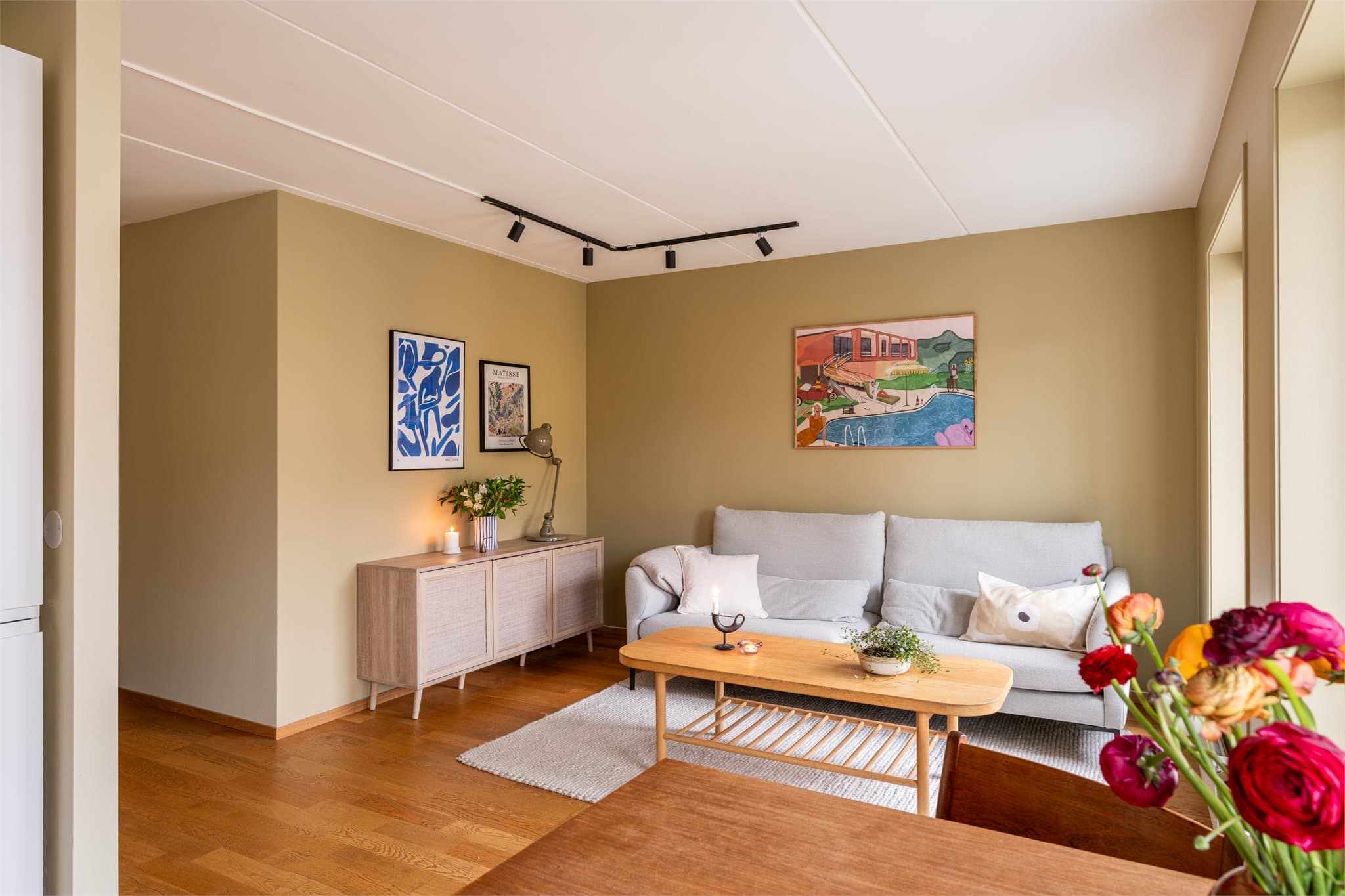 Et moderne hjem med god planløsning, moderne standard og herlige farger.