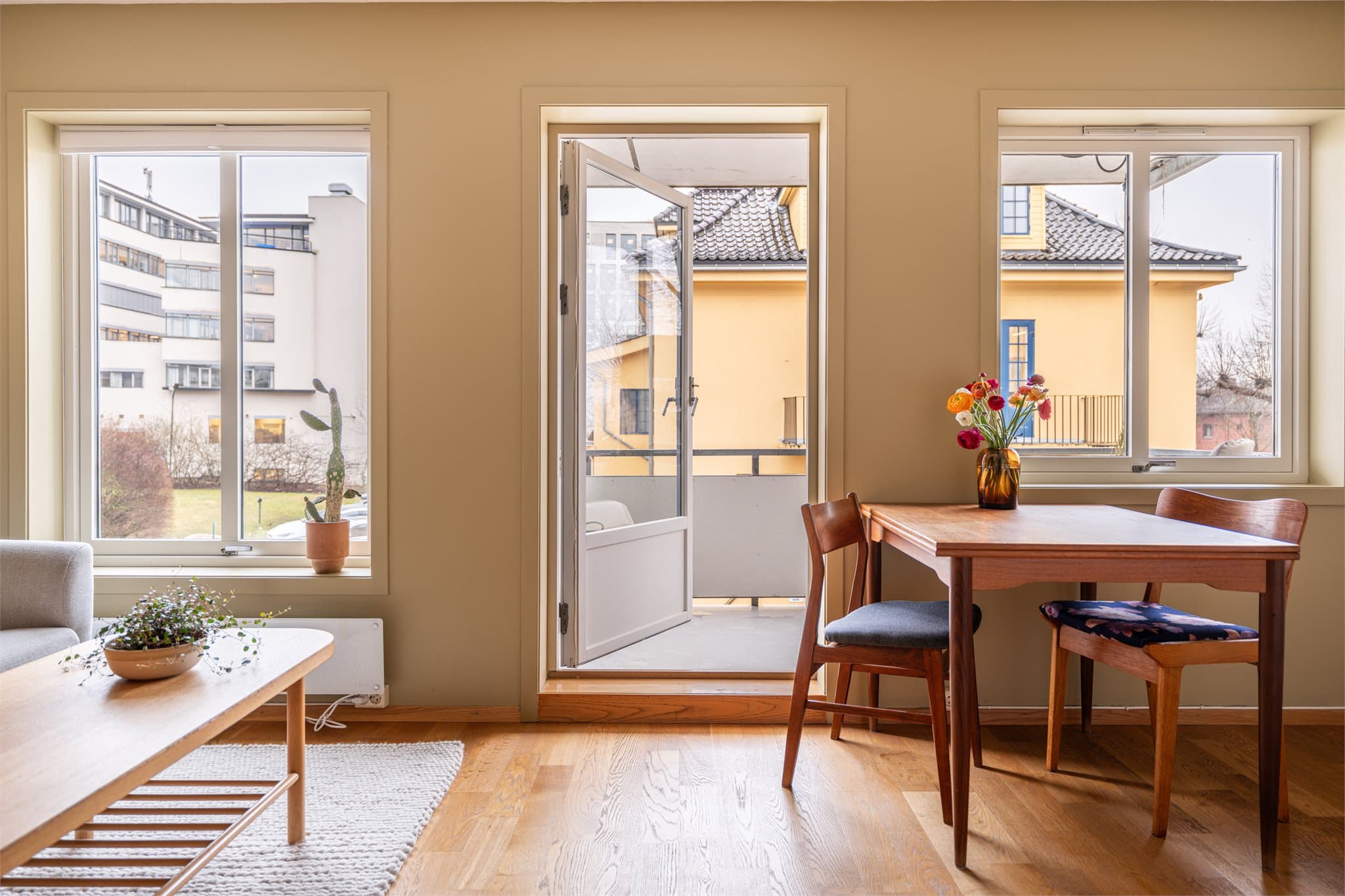 Balkongen blir som en forlengelse av stuen på de varmeste dagene.