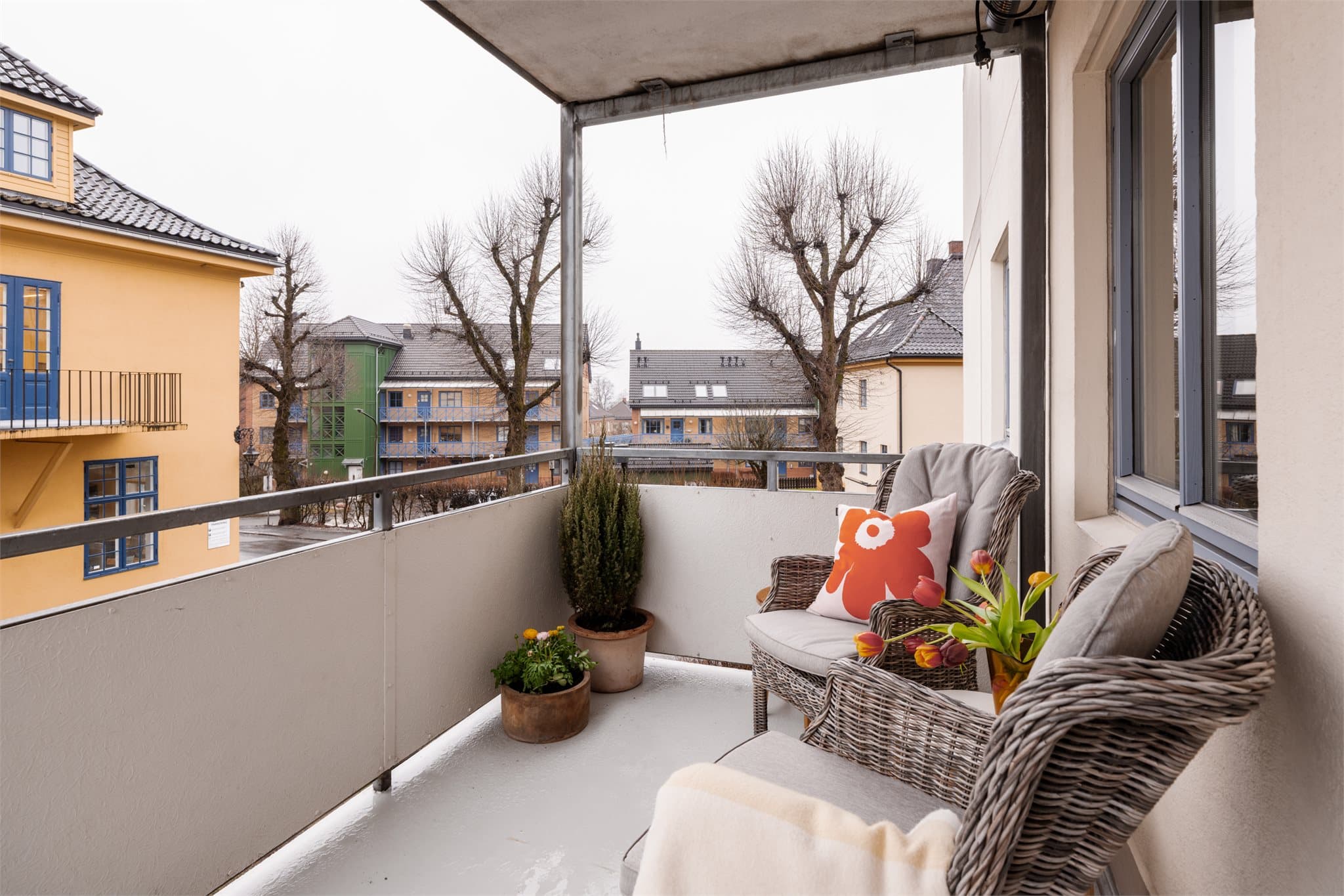 Balkongen er på 6 m² og det er rom for en hyggelig sittegruppe og grill – alt som hører sommeren til!