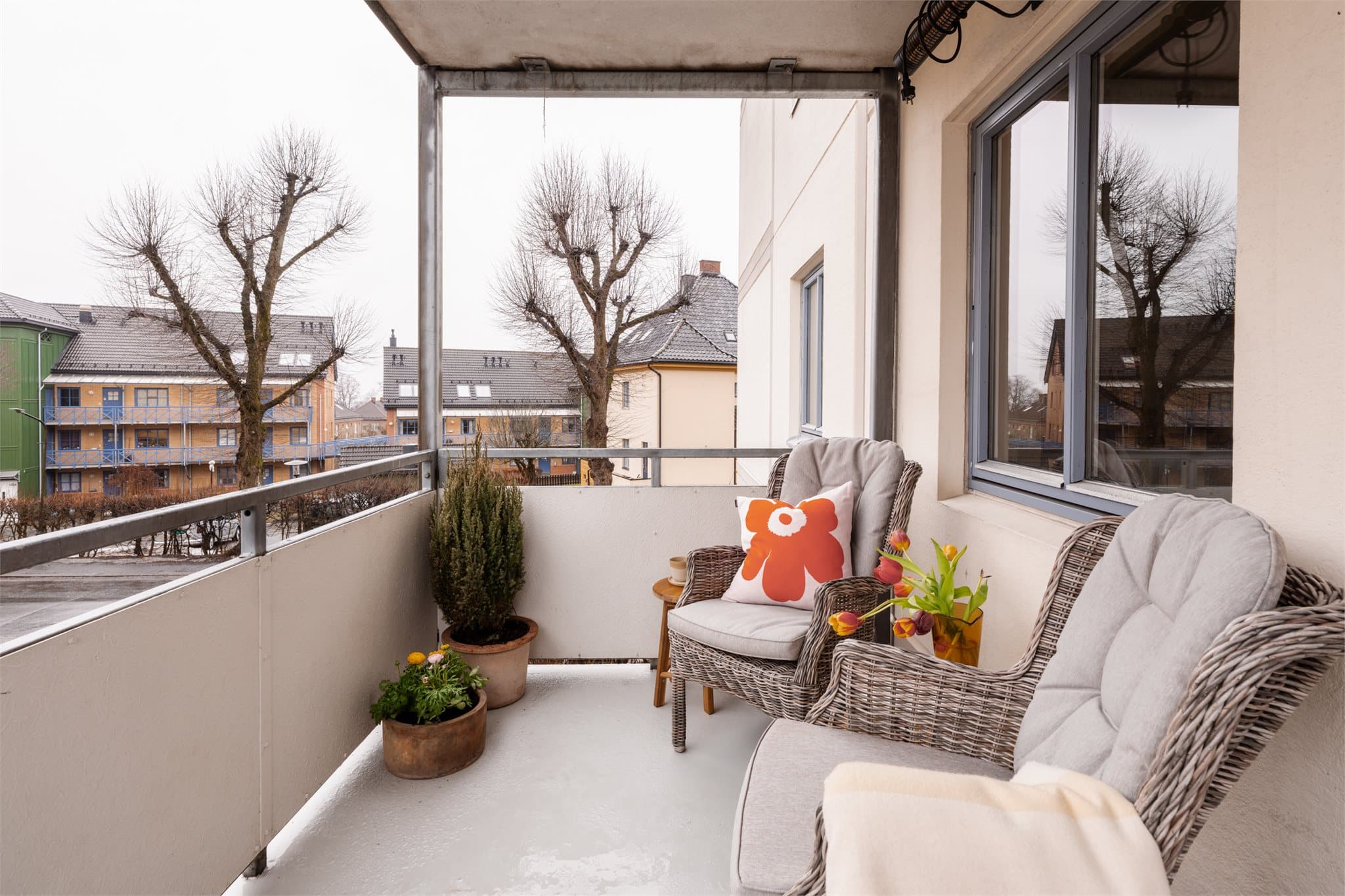 Varme vår- og sommerkvelder kan nytes på en romslig, sydøstvendt balkong på 6 m².