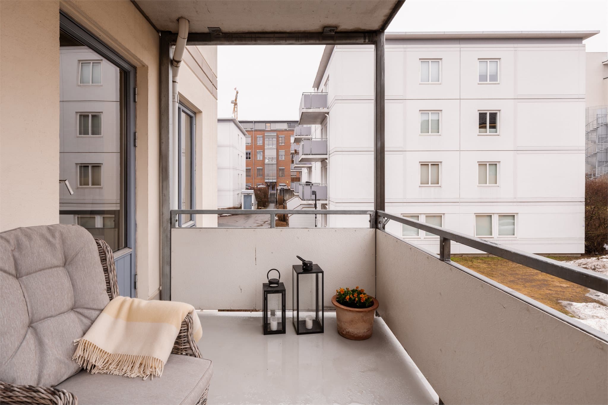 Balkongen er overbygget, og kan derfor også nytes utover sensommeren og høsten.