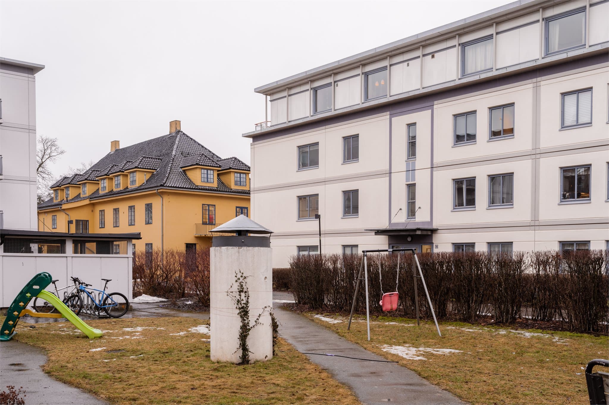 Utenfor døren er det flere fine grøntområder og kort vei til alt dere trenger i hverdagen.