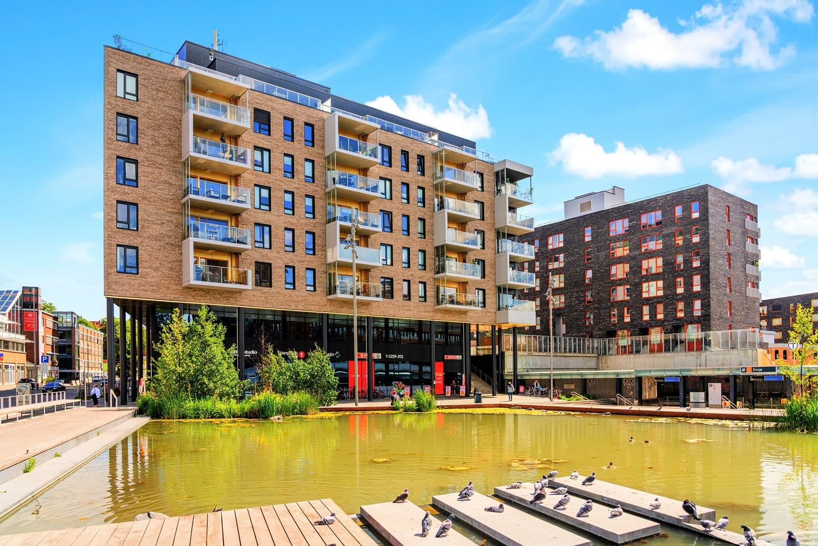 Ensjø torg byr på servicetilbud som Åpent bakeri, Vitusapotek Dr.dropin og Spar.