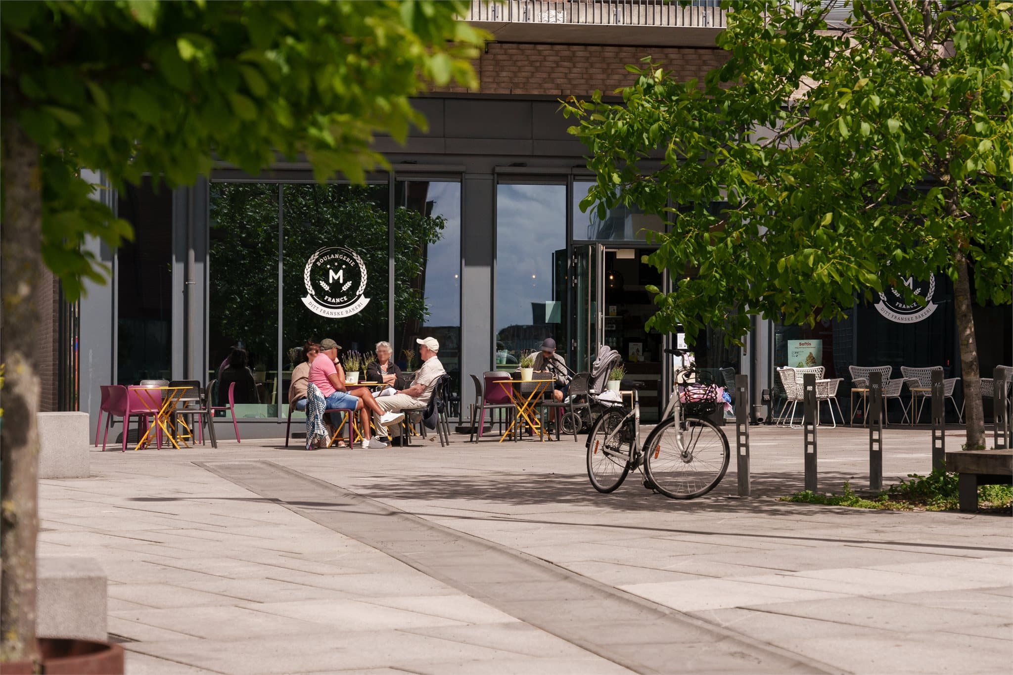 Boulangeri M tilbyr ferske bakevarer, brød og kaffe.
