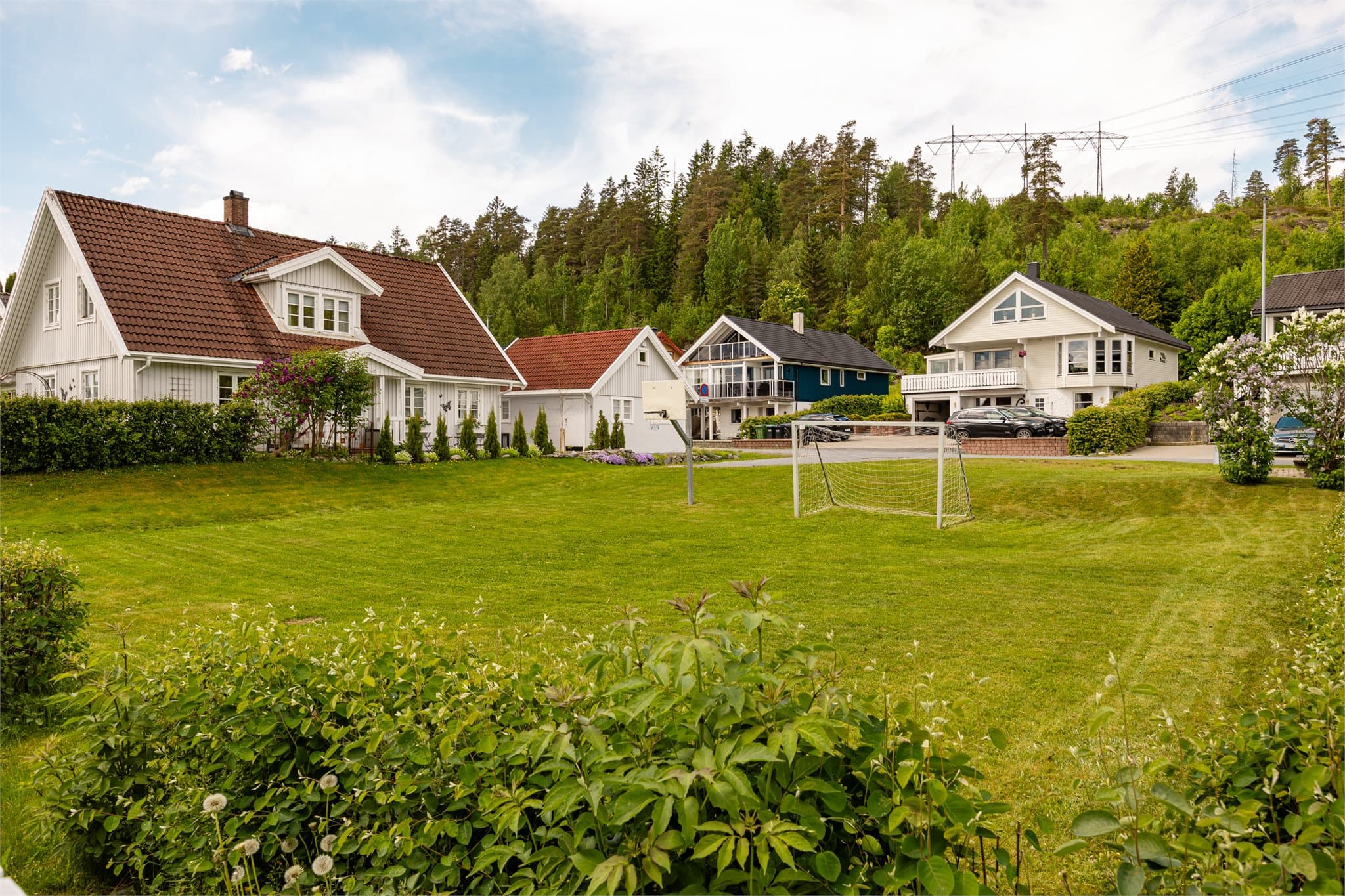 Fra terrassen kan barna løpe over for å spille fotball eller leke.
