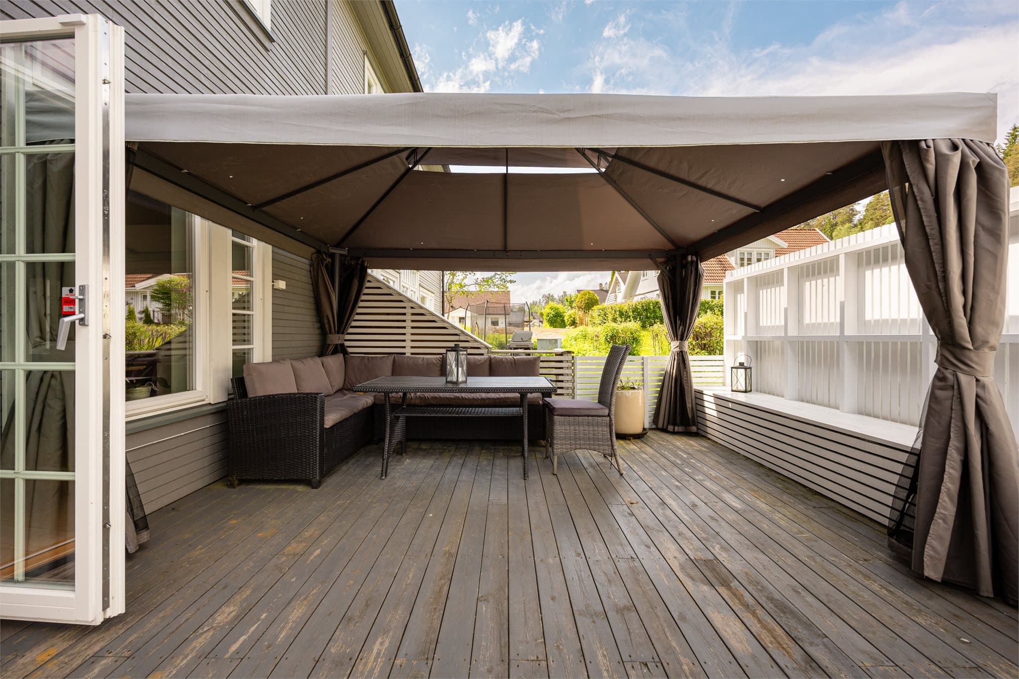 På sommerstid kan man nyte solen fra ca. kl. 15 til 20:30.