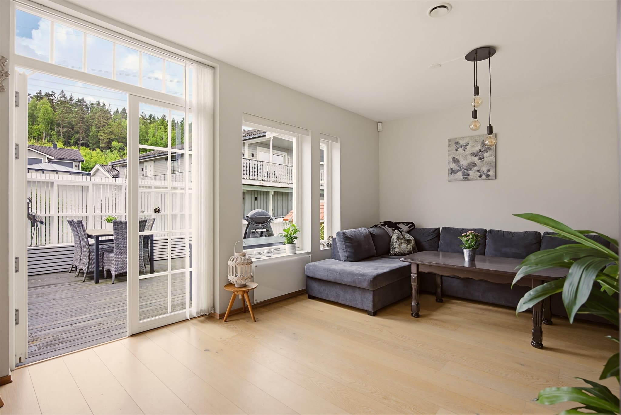 De store vindusflatene slipper inn godt med naturlig lys.