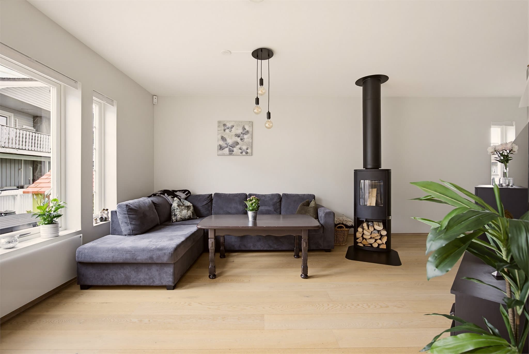 Stuen har godt med plass til sofa med tilhørende møblement. Et koselig oppholdsrom, perfekt for TV-titting eller rolige kvelder foran peisen.