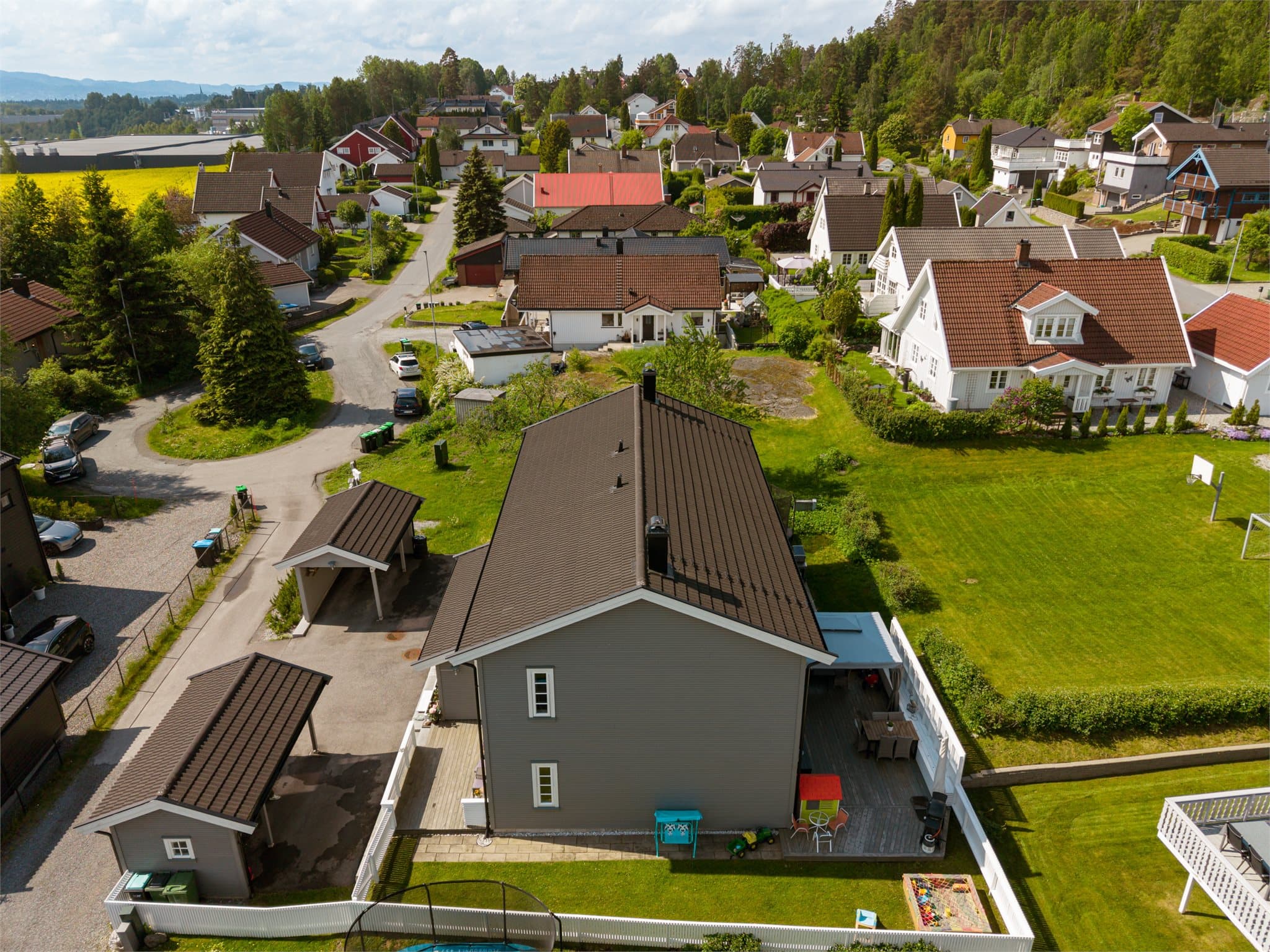 Boligen har en attraktiv beliggenhet i et rolig og barnevennlig boligområde - her vil du trives!