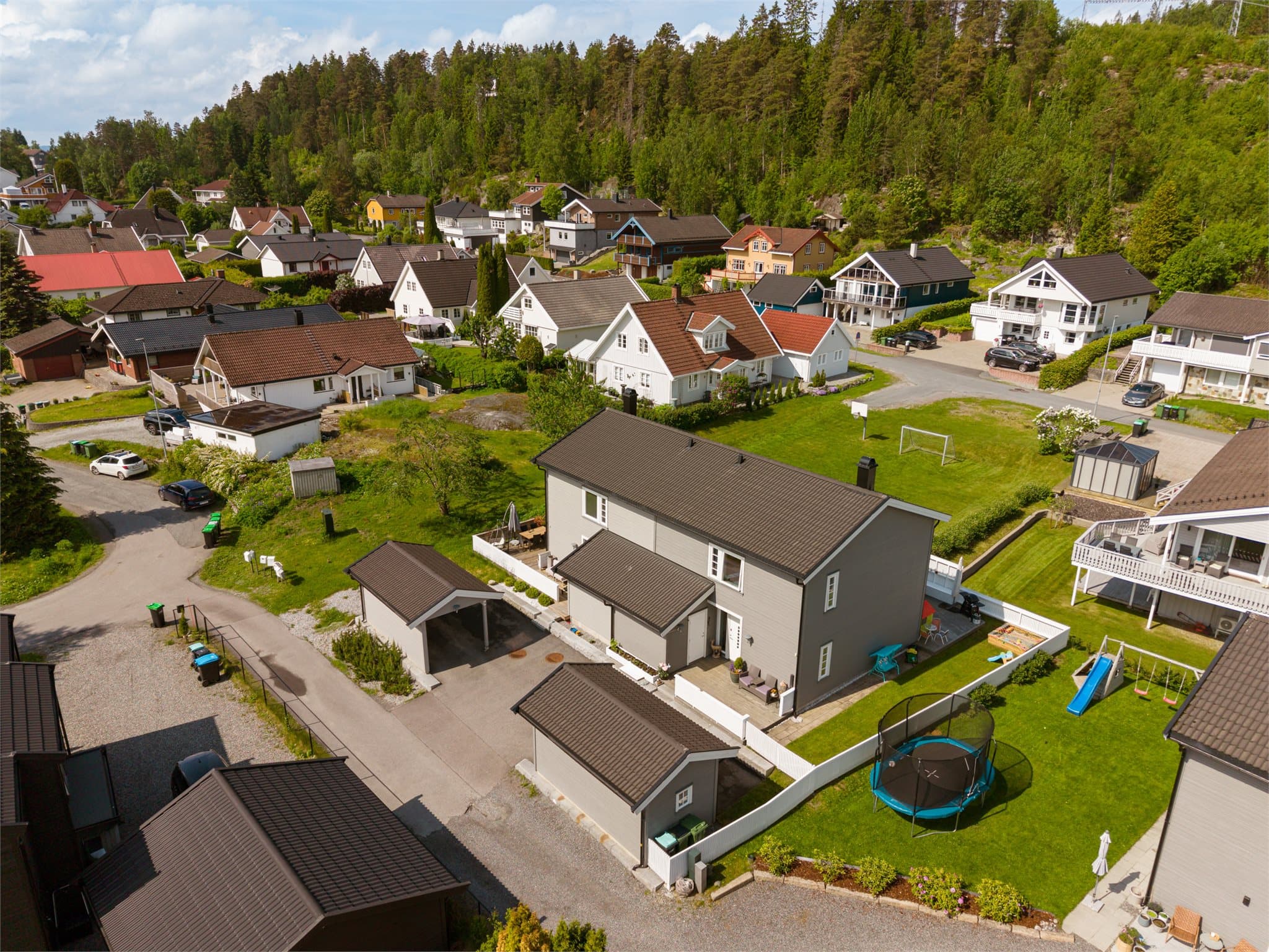 Her bor man nesten innerst på boligfeltet med lite gjennomgangstrafikk og rolige omgivelser.