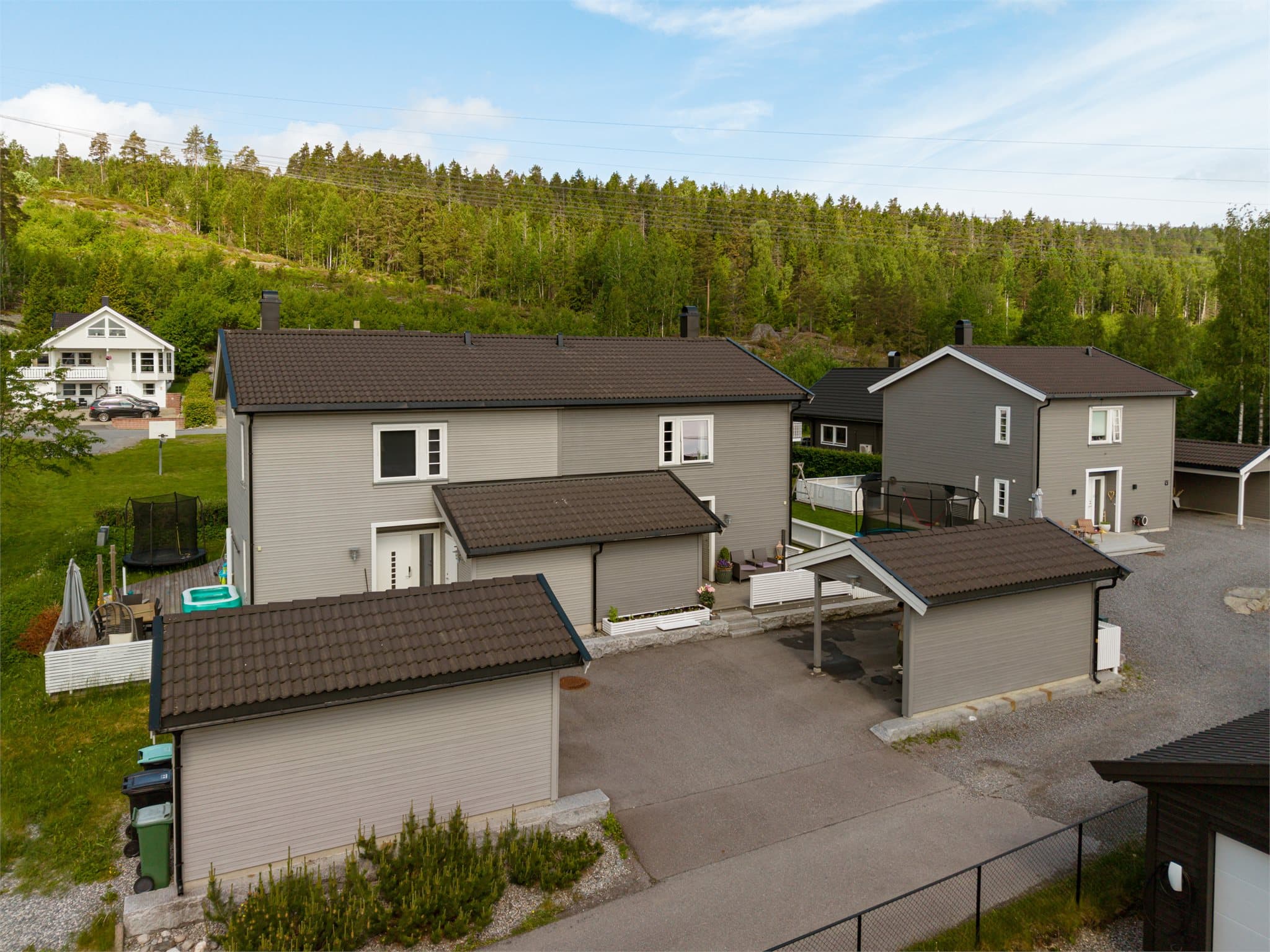 Familievennlig tomannsbolig med 3 soverom, 2 bad, hage og solrike uteplasser.