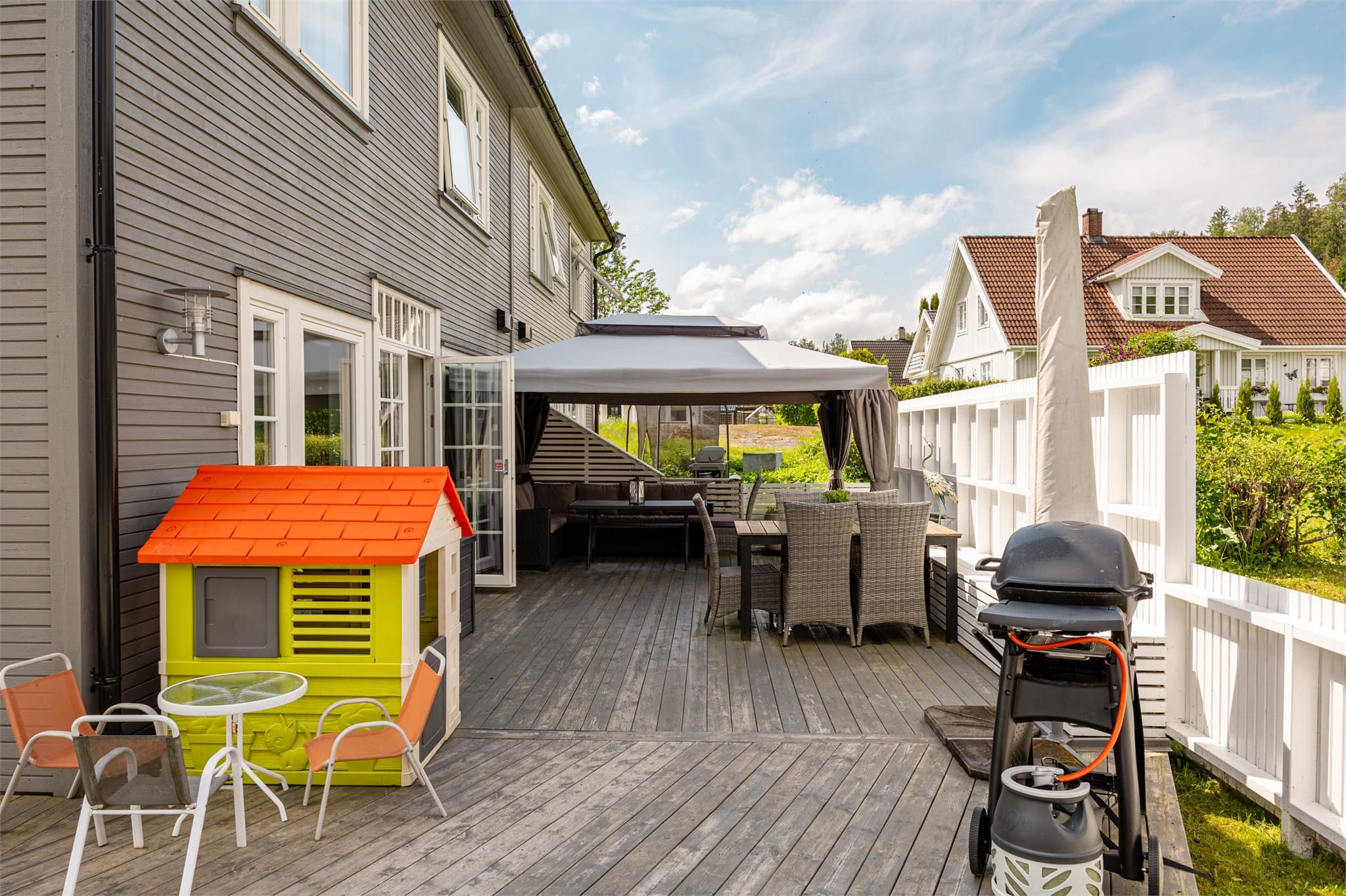 God plass til utemøblement, planter og grill.