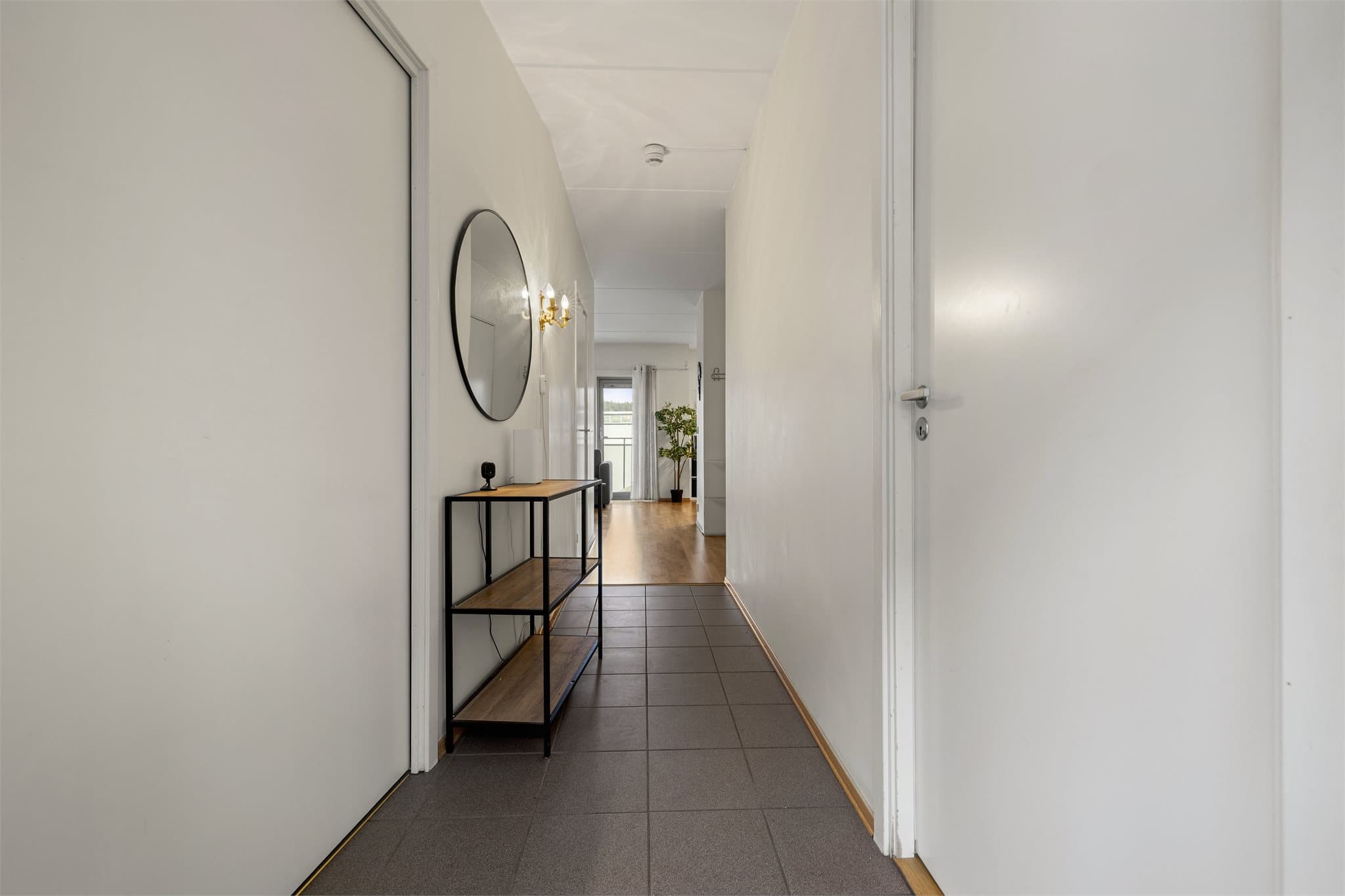 Entreen har fliser på gulvet.