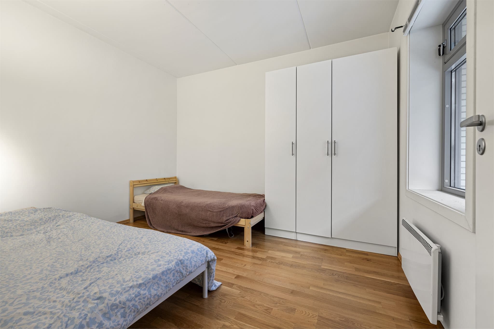 Hovedsoverom med god plass til en romslig seng og garderobeskap.