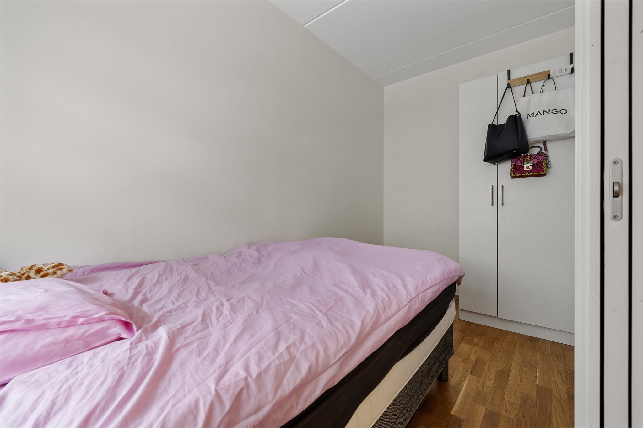 Soverom 2 passer perfekt som barnerom, gjesterom eller hjemmekontor.