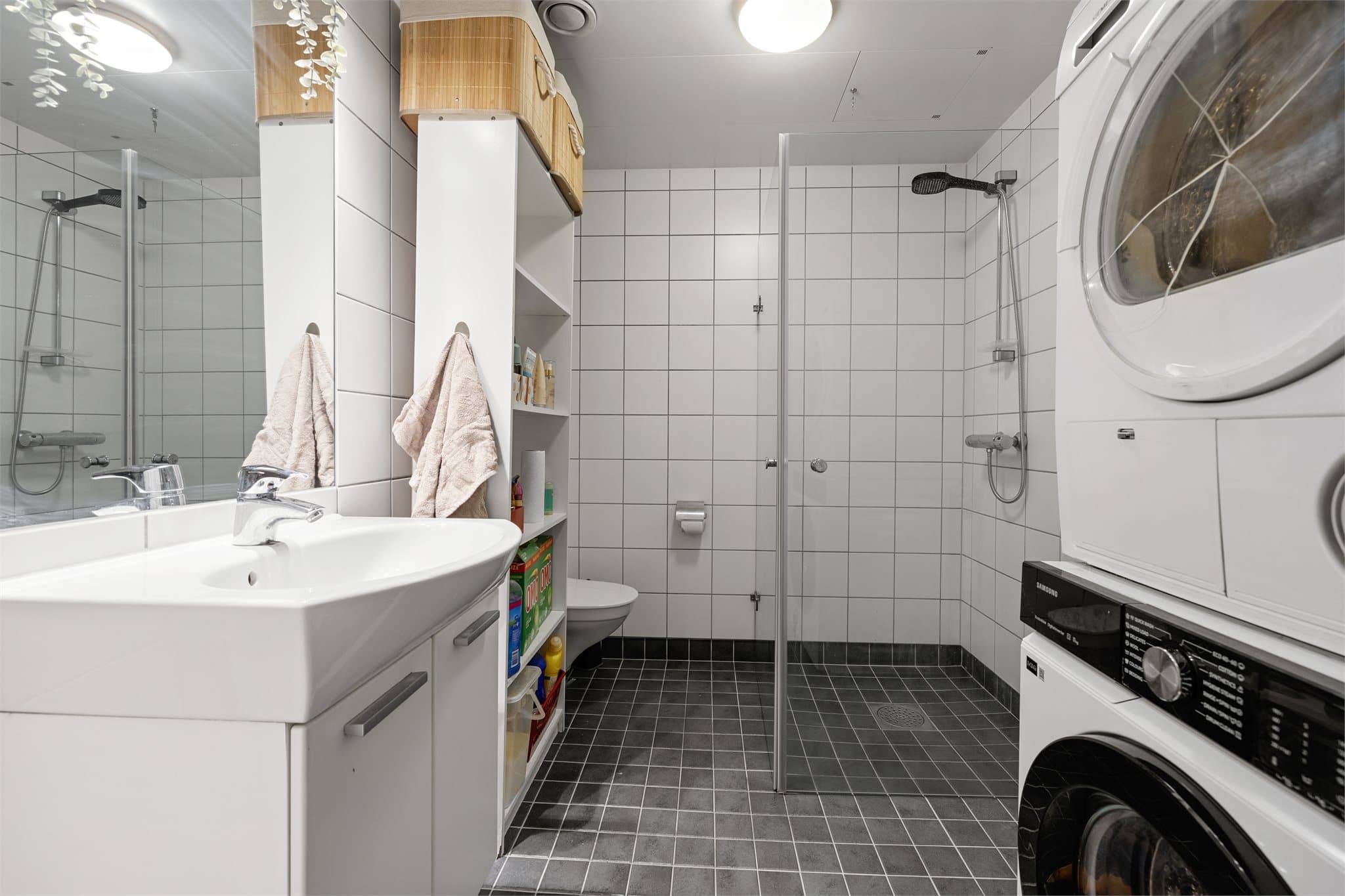 Helfliset bad med dusjløsning og opplegg for vaskemaskin.