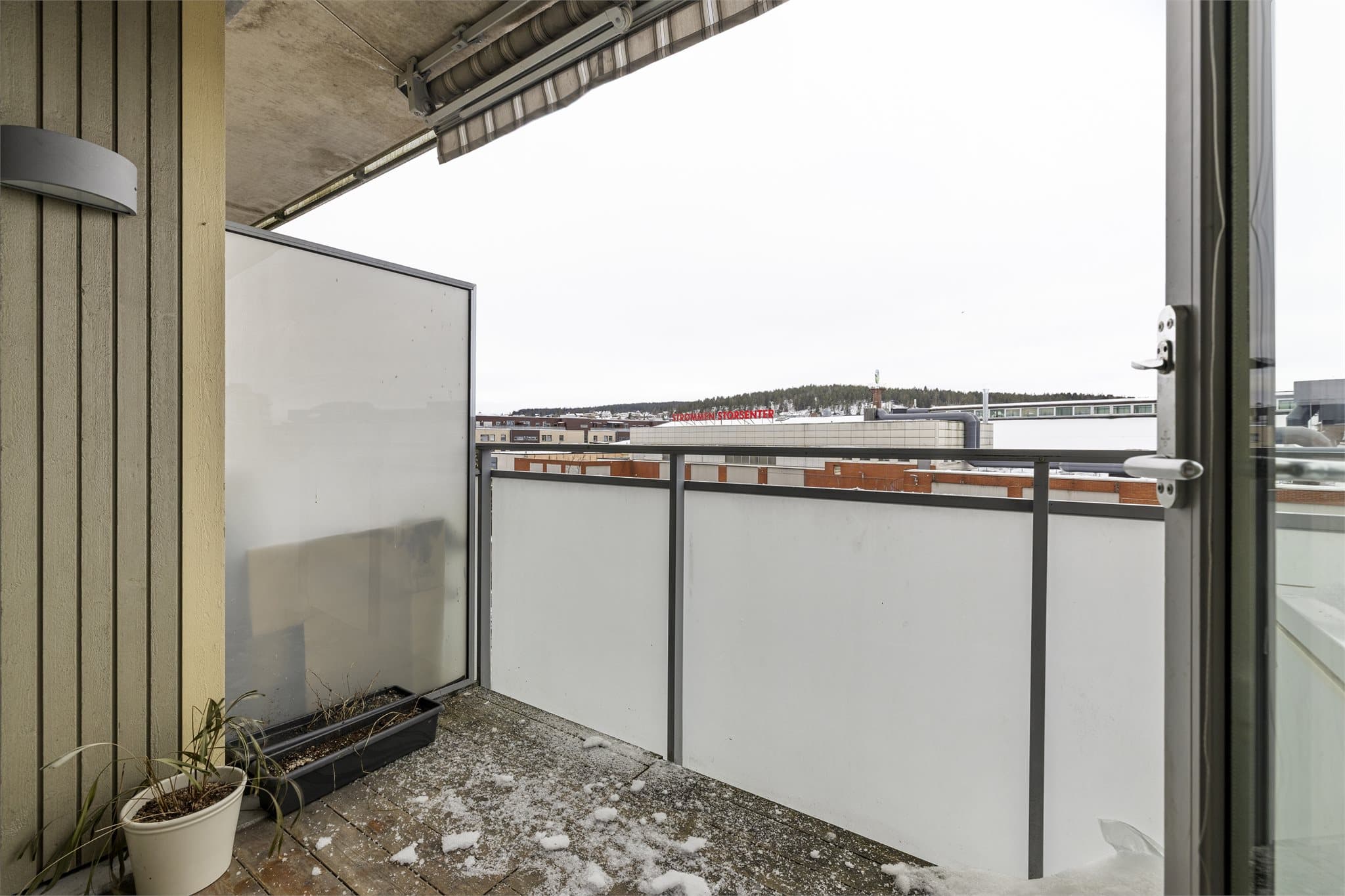 Balkong med plass til utemøbler og hyggelig uteplass