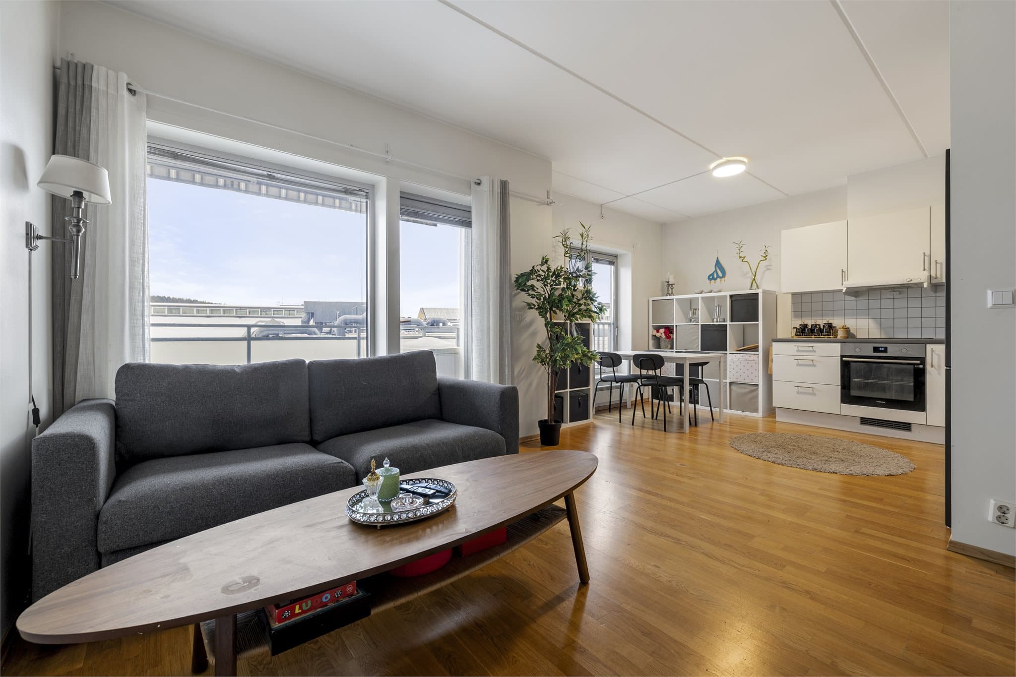 Stue og kjøkken i åpen og sosial løsning med fint lysinnslipp.