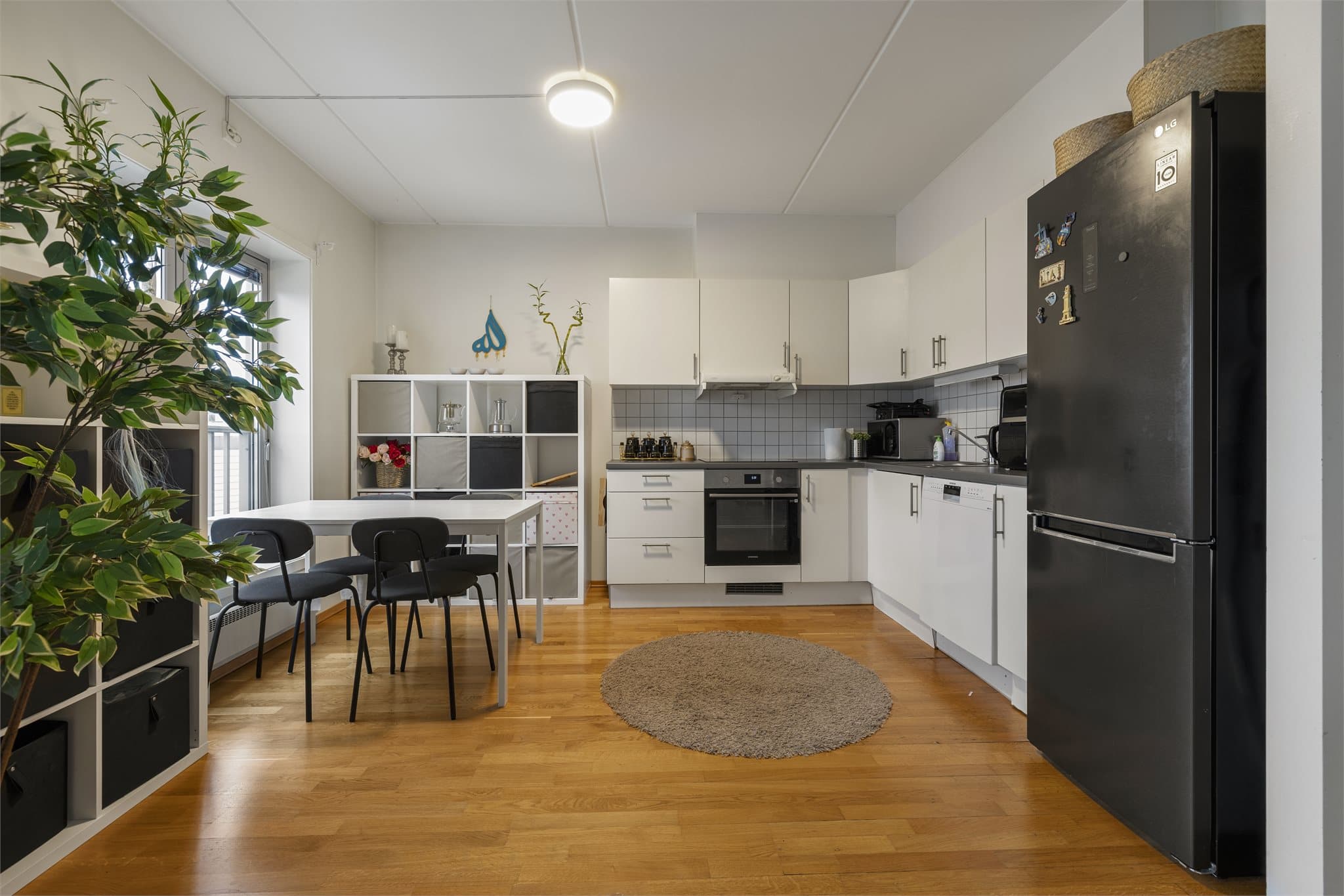 Kjøkken med moderne uttrykk og god plass til spisebord.