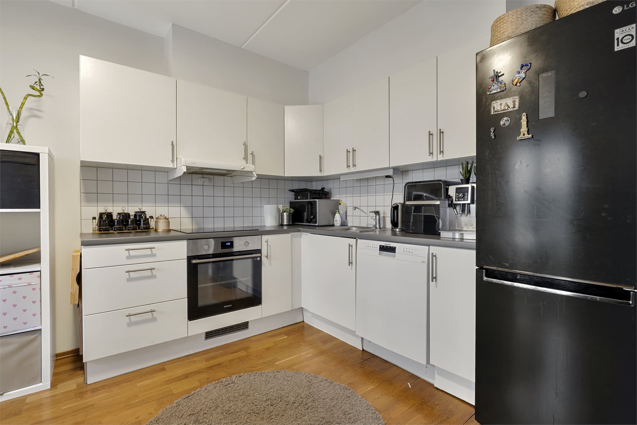 Funksjonelt kjøkken med gode arbeidsflater og rikelig skapplass