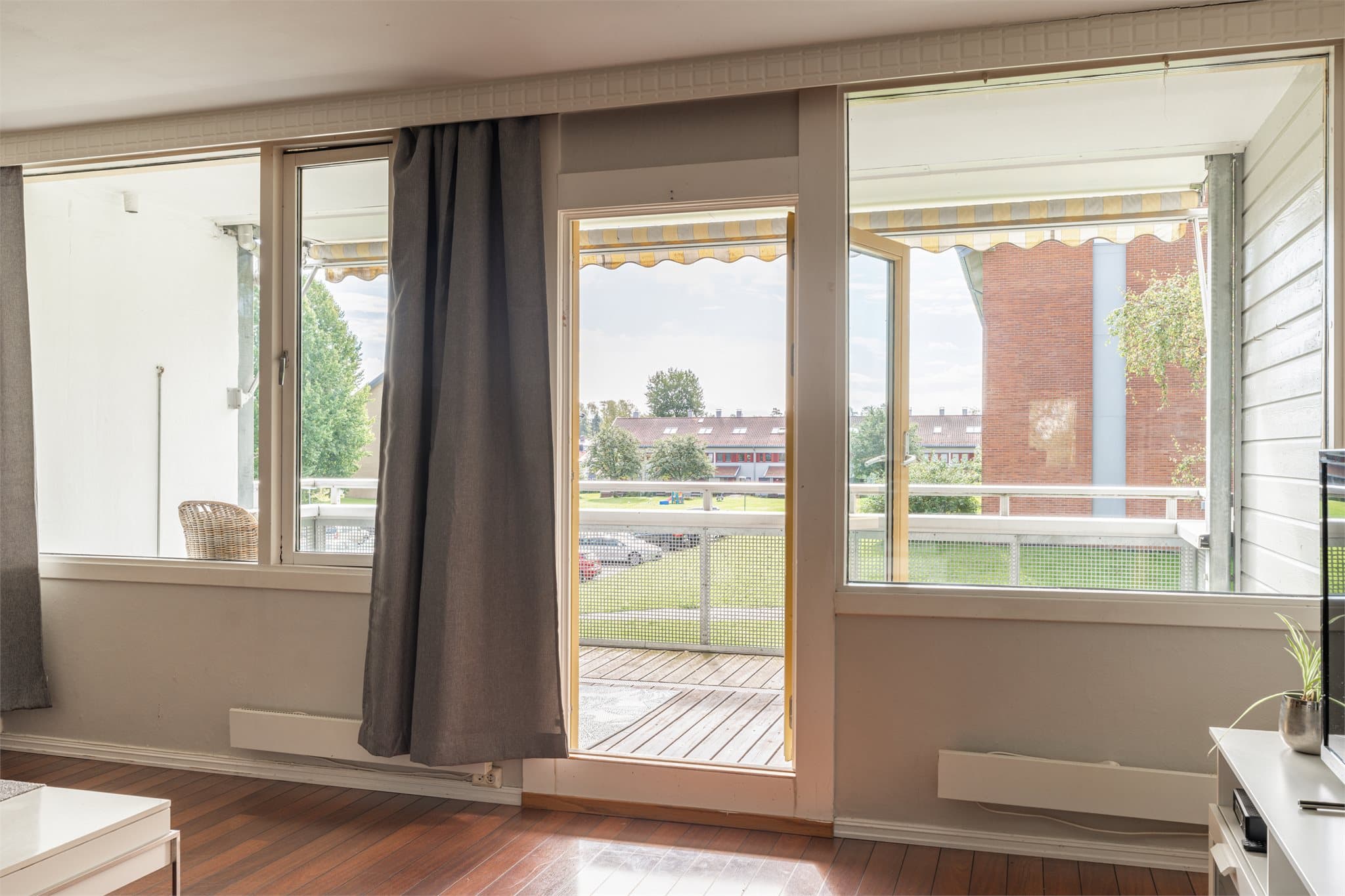 Direkte utgang fra stuen til en stor balkong med plass til sittegruppe og beplantning.