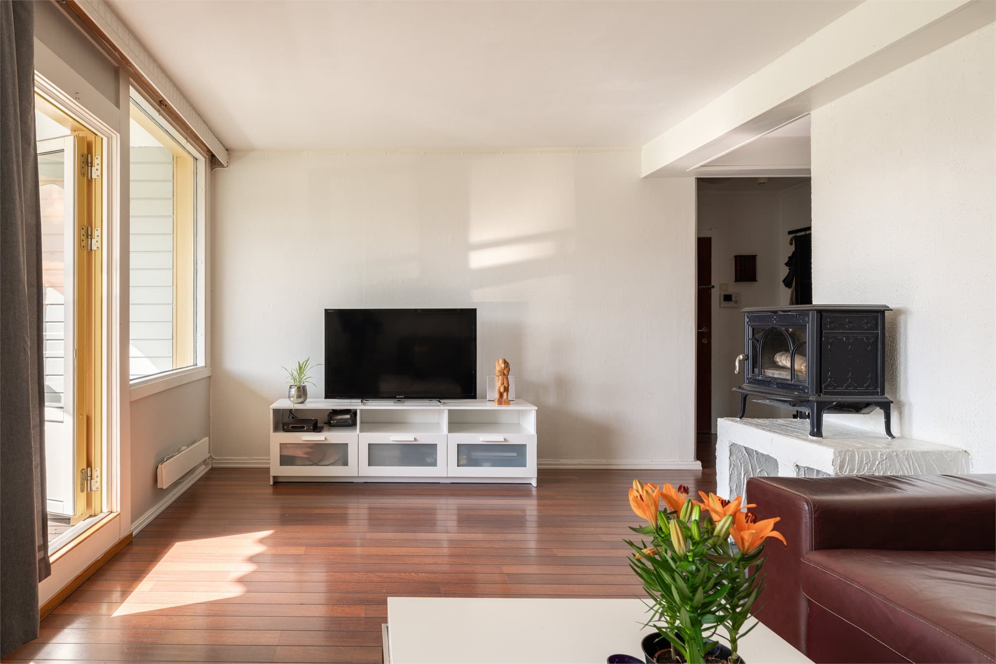 Generøse vindusflater sørger for flott naturlig lys gjennom hele rommet.