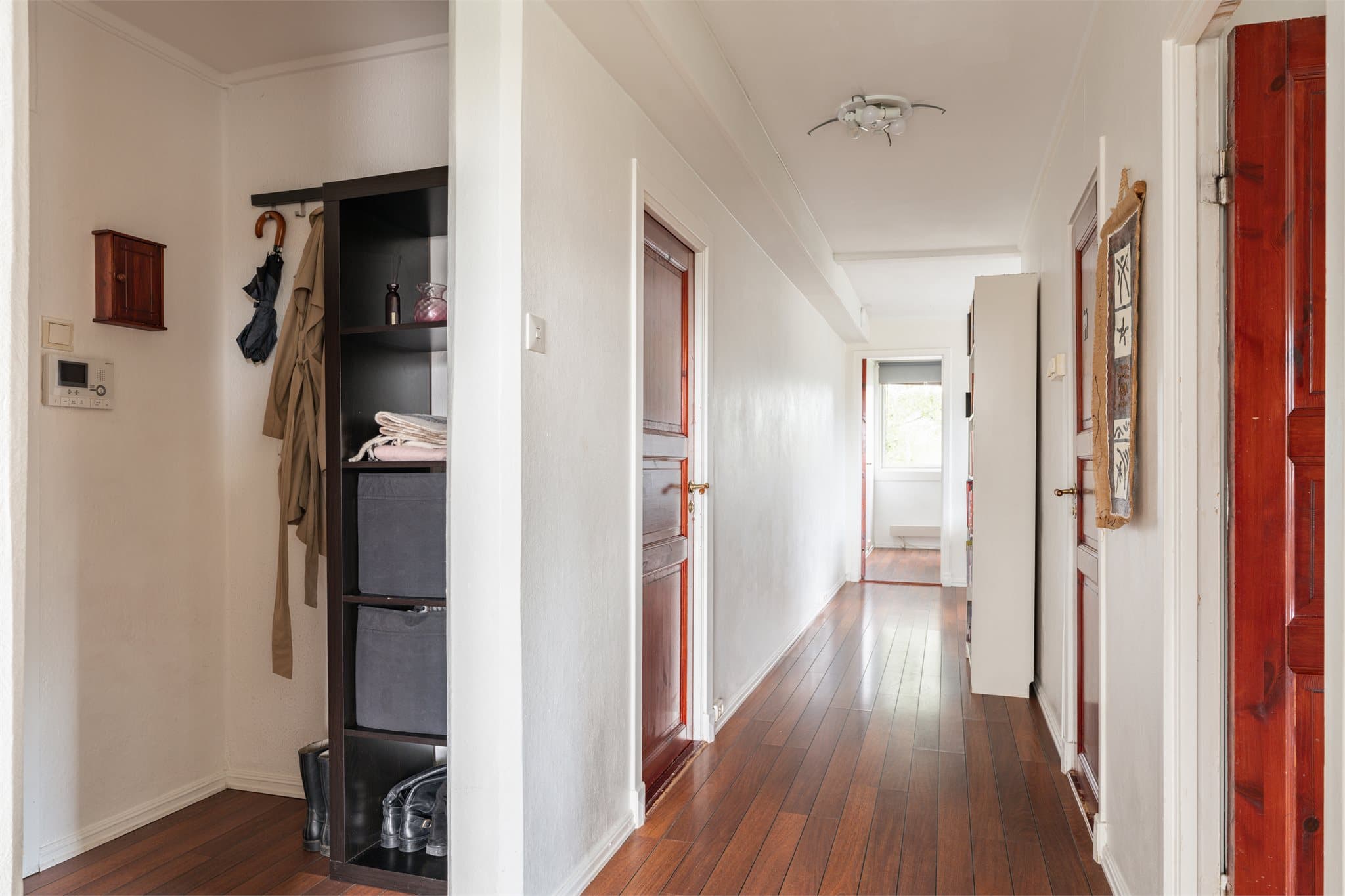 Romslig og innbydende entré med god lagringsplass.